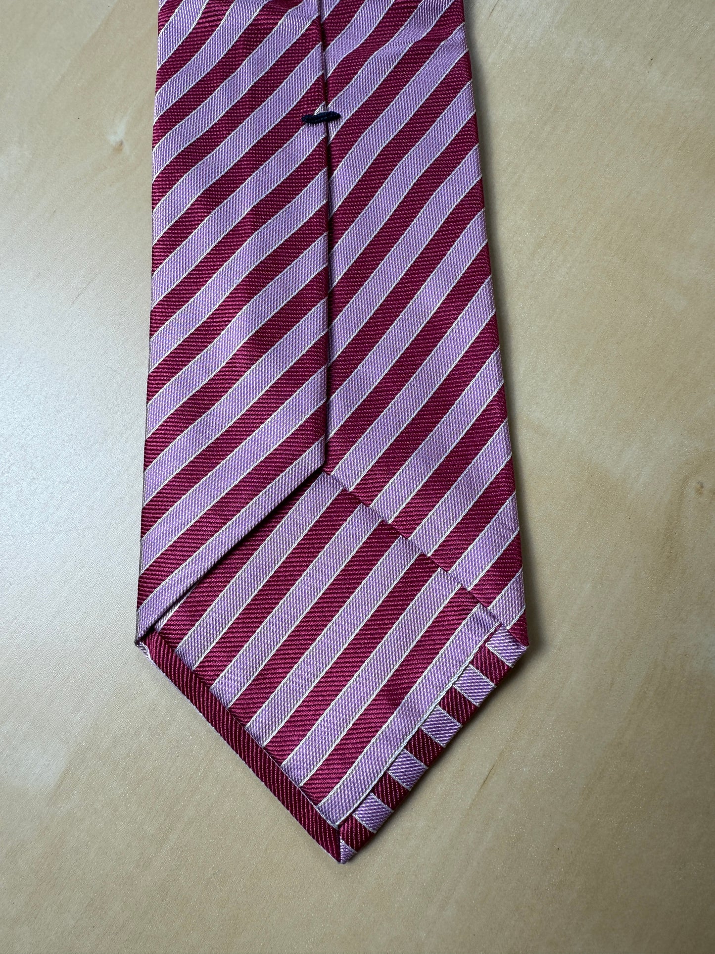 Cravatta Armani in raso a righe rosa
