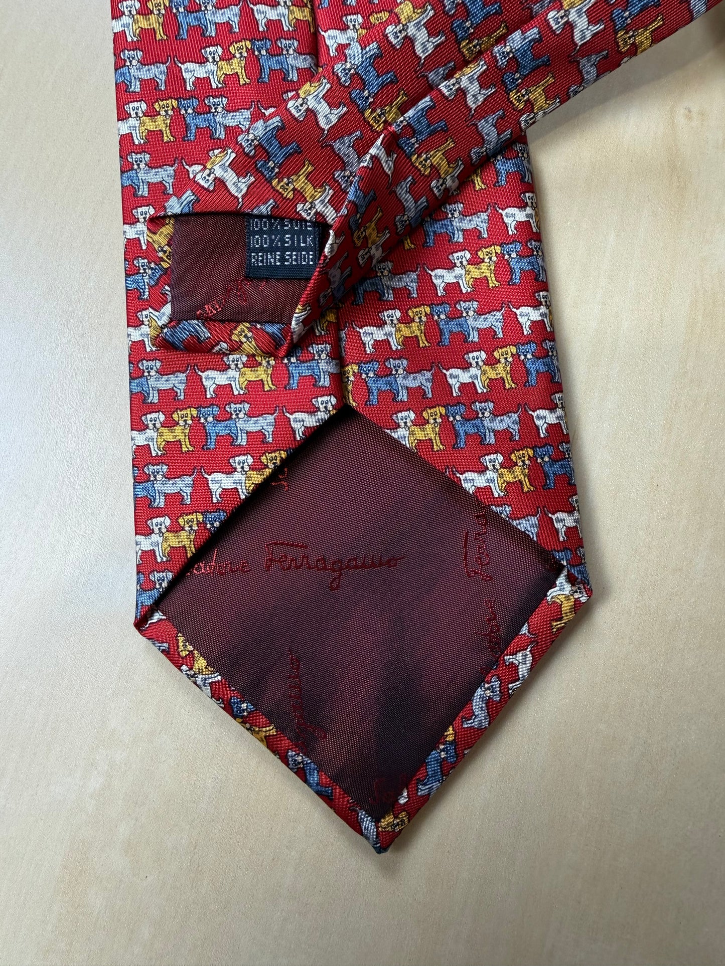 Cravatta Ferragamo rossa con cani multicolore