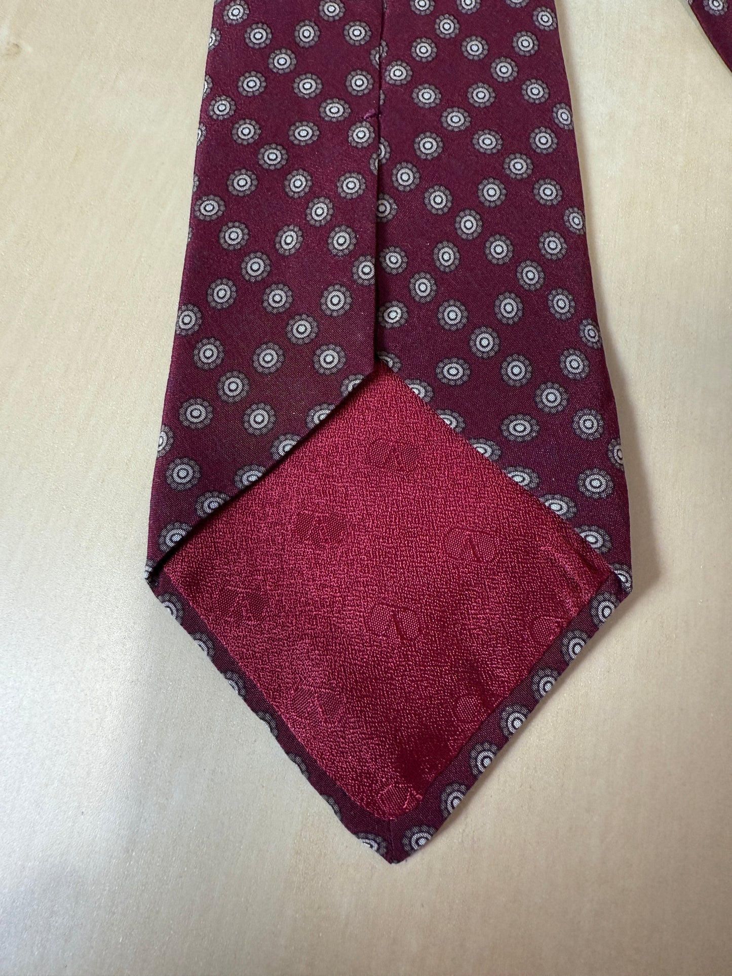 Cravatta Valentino bordeaux micro fantasia e loghi