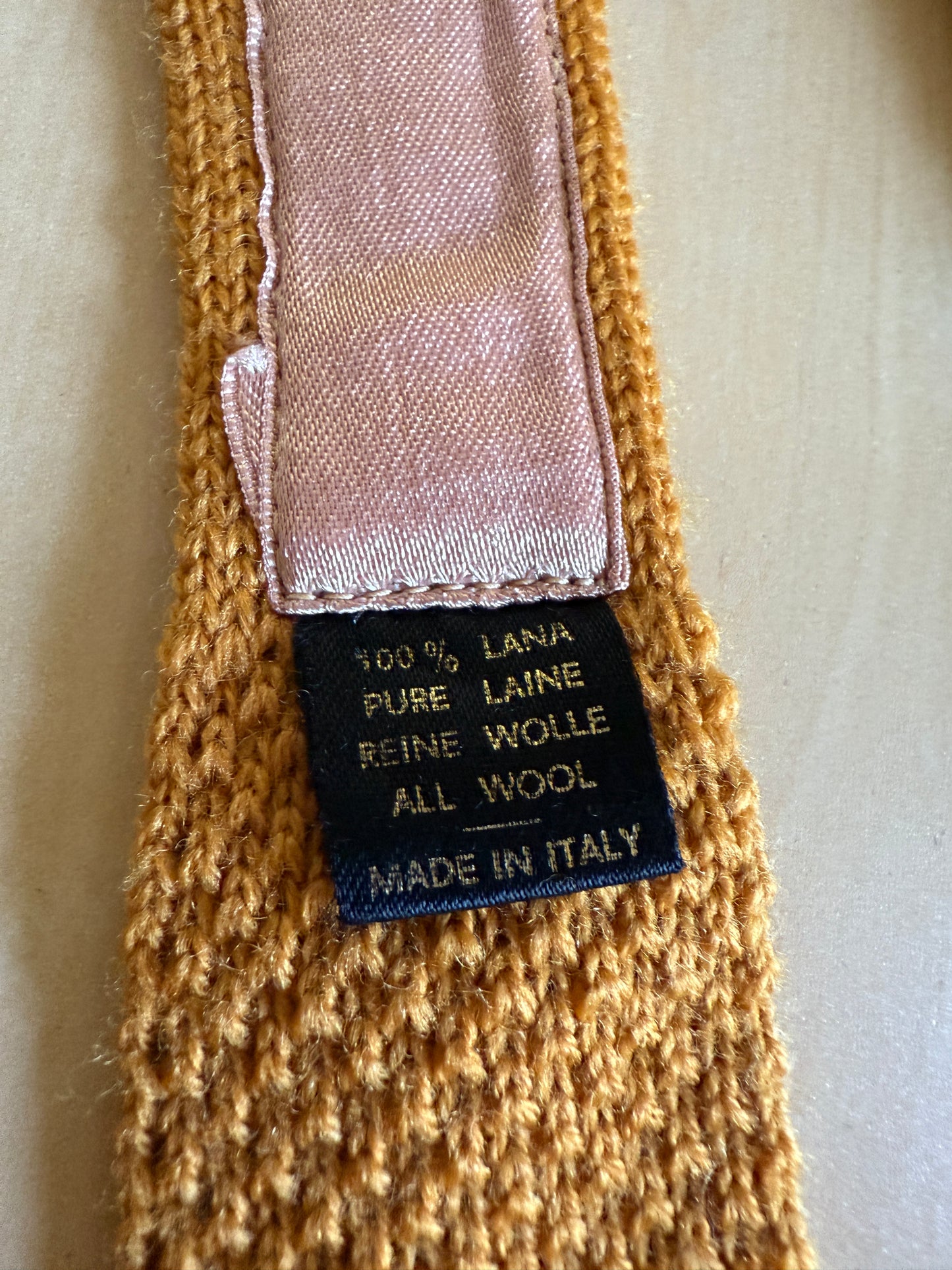 Cravatta in maglia di lana color senape