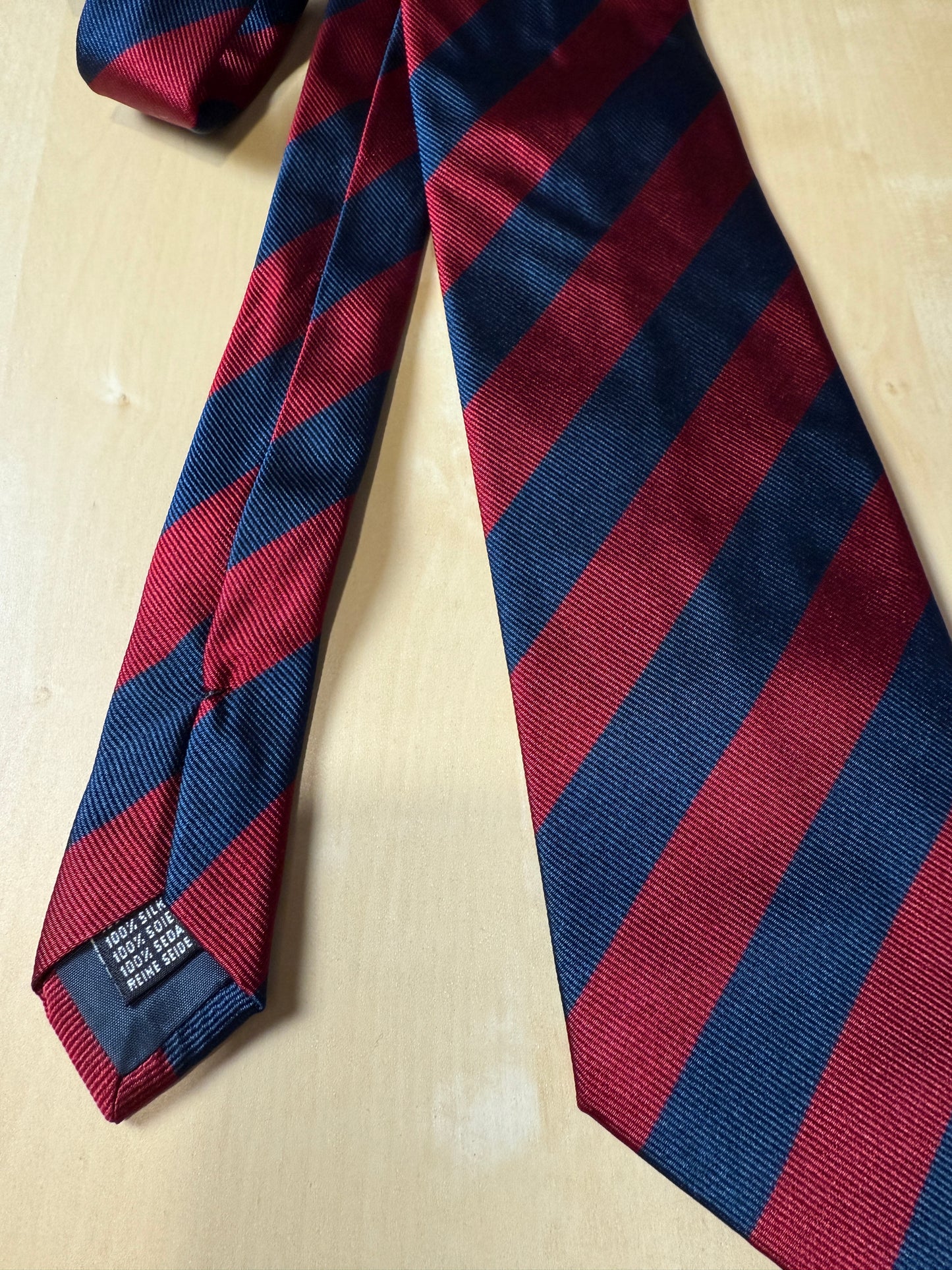 Cravatta regimental rossa e blu