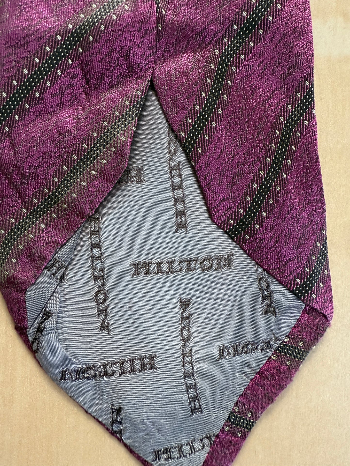 Cravatta Hilton anni ‘80 rosa jacquard a righe