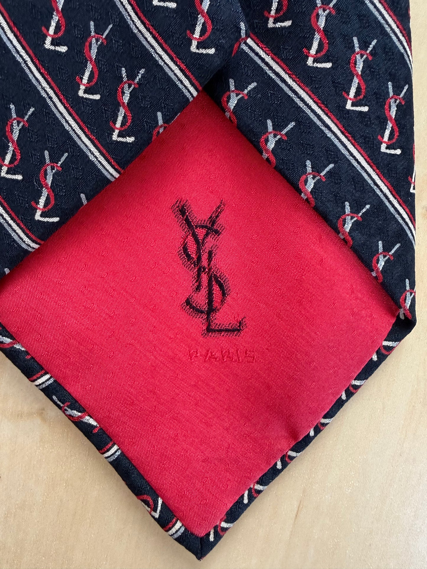 Cravatta Yves Saint Laurent anni ‘70 jacquard con loghi