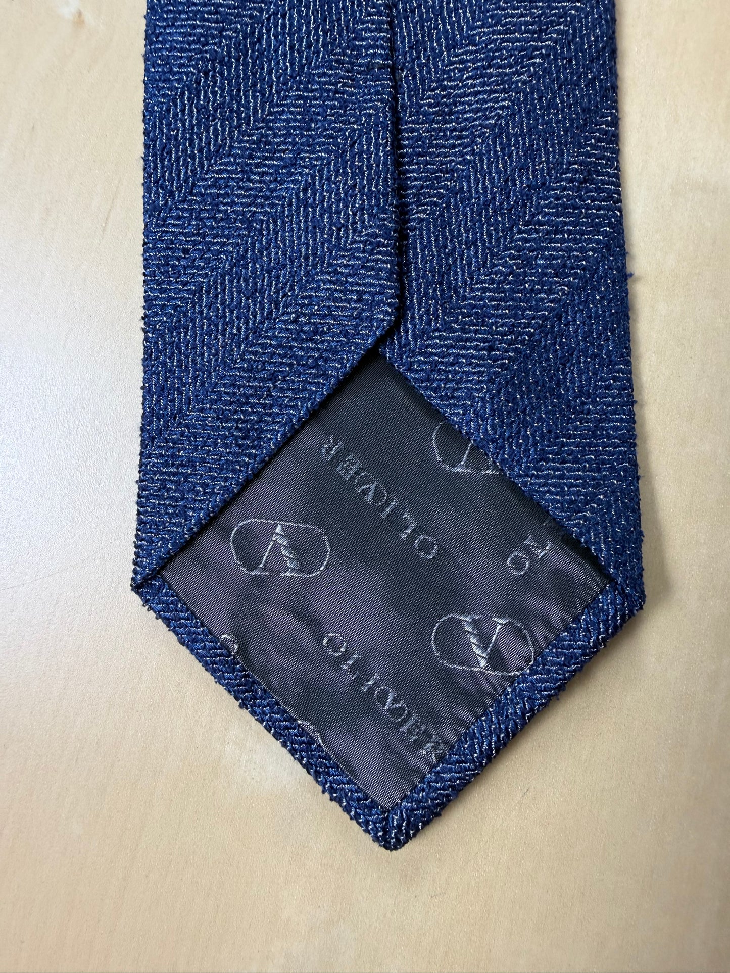 Cravatta Oliver Valentino seta grezza blu trama herringbone