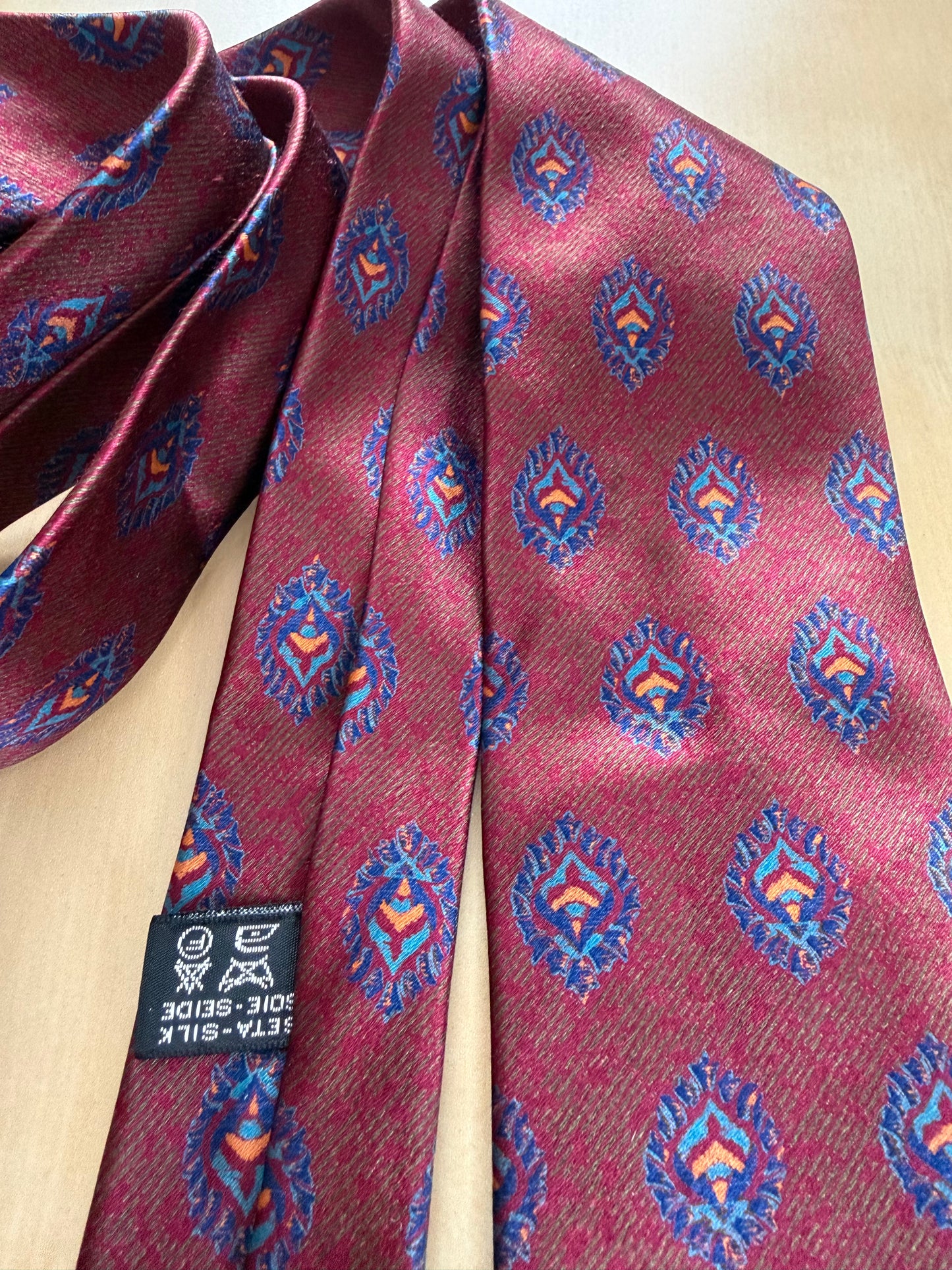 Cravatta Gianfranco Ferré rossa fantasia blu