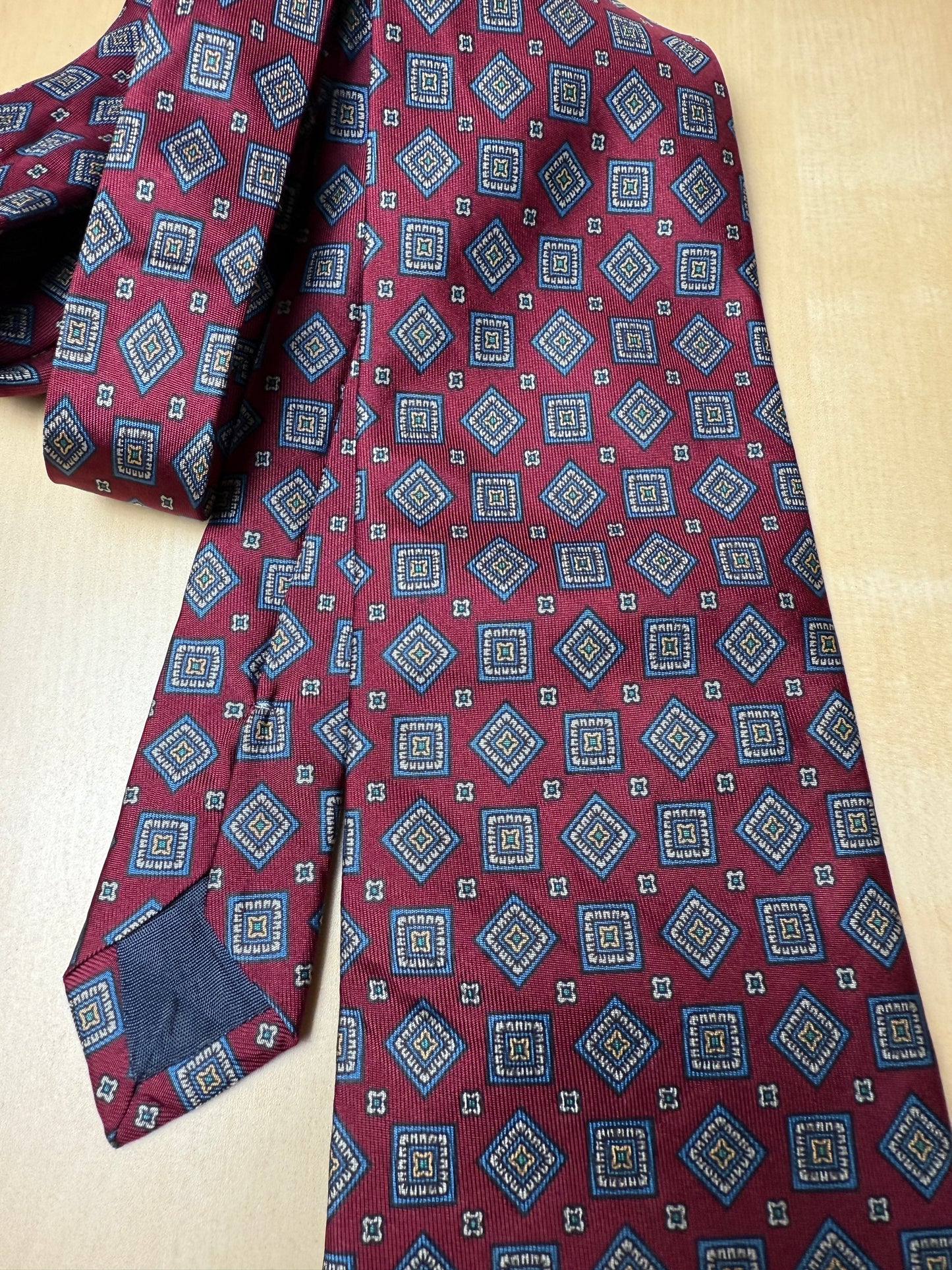 Cravatta rossa micro fantasia rombi lobati