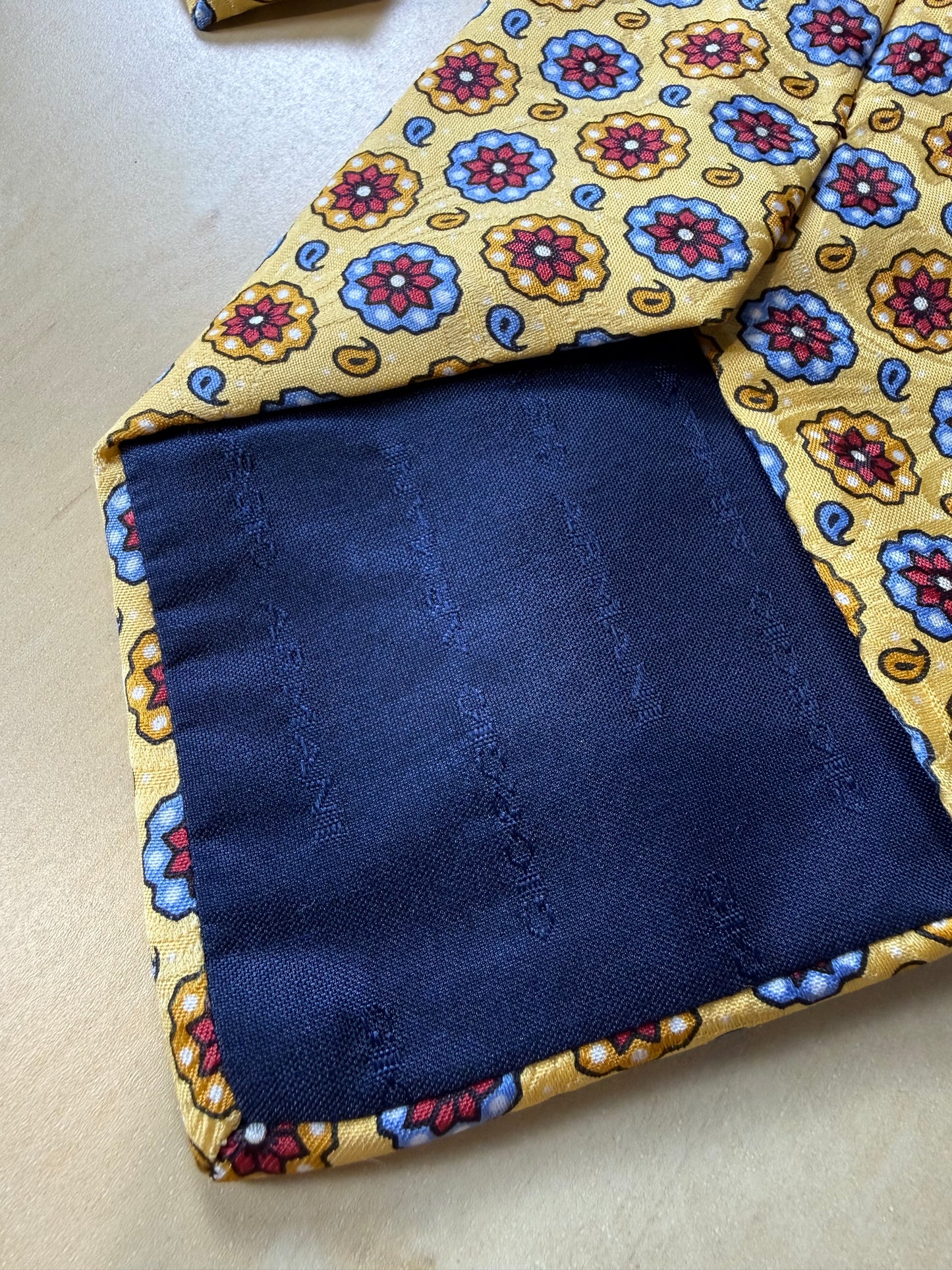 Cravatta Armani gialla fantasia rosette