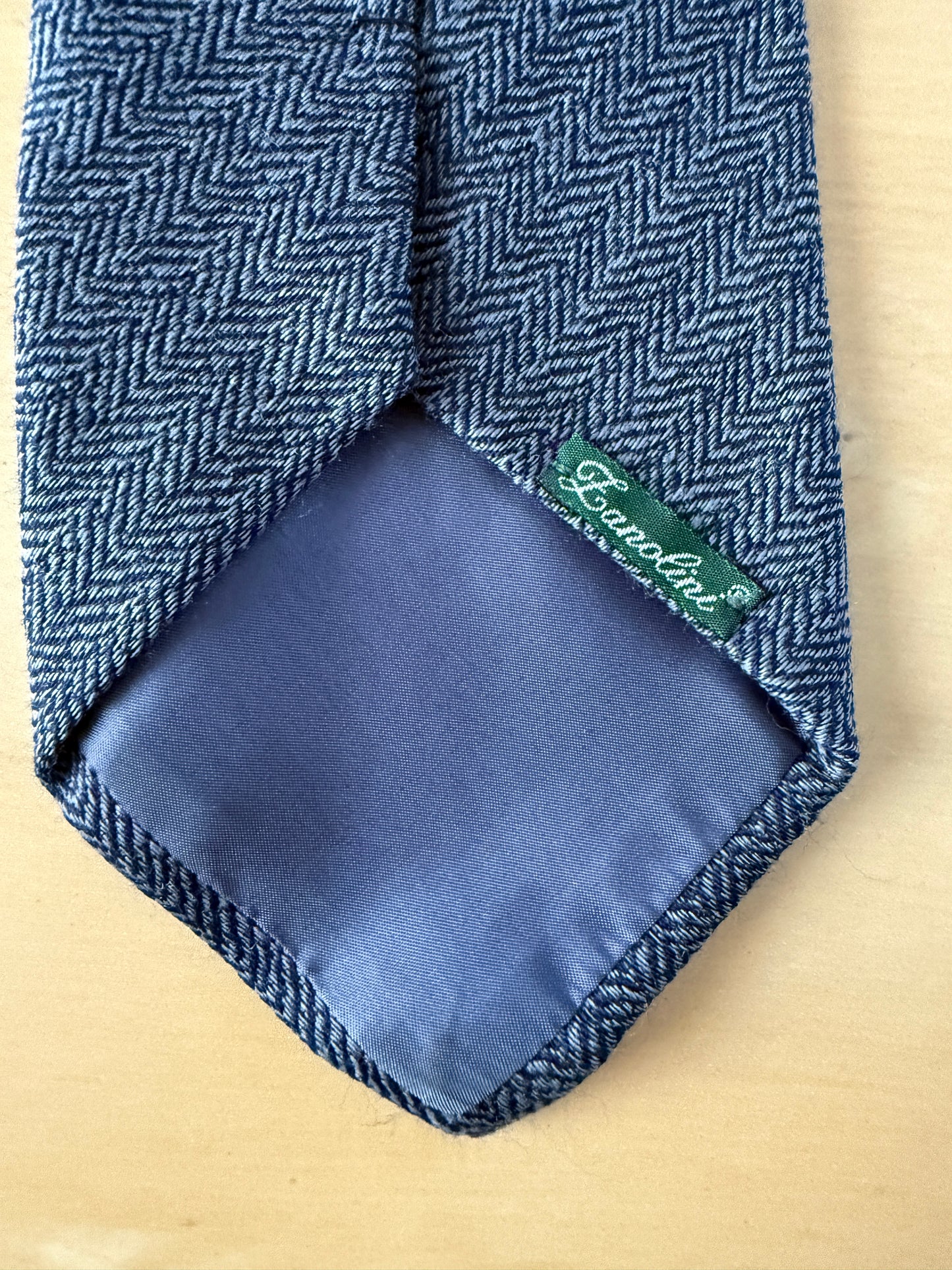 Cravatta in lana e seta blu herringbone