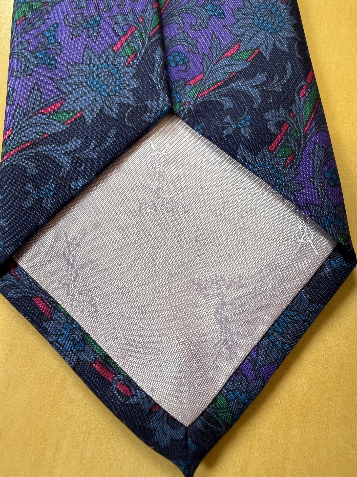 Cravatta Yves Saint Laurent floreale e regimental blu e viola