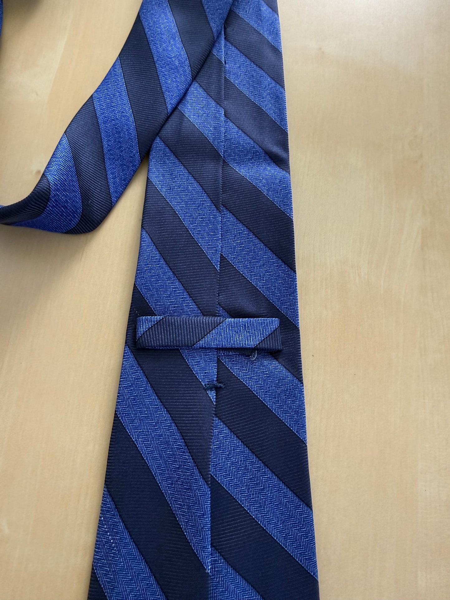 Cravatta Kiton 7 pieghe righe blu e navy