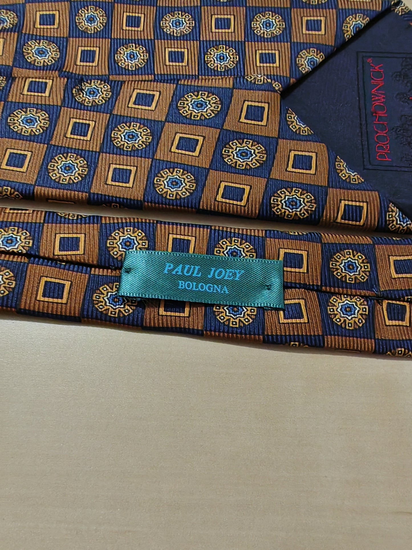 Prochownick tie with checks and medallions