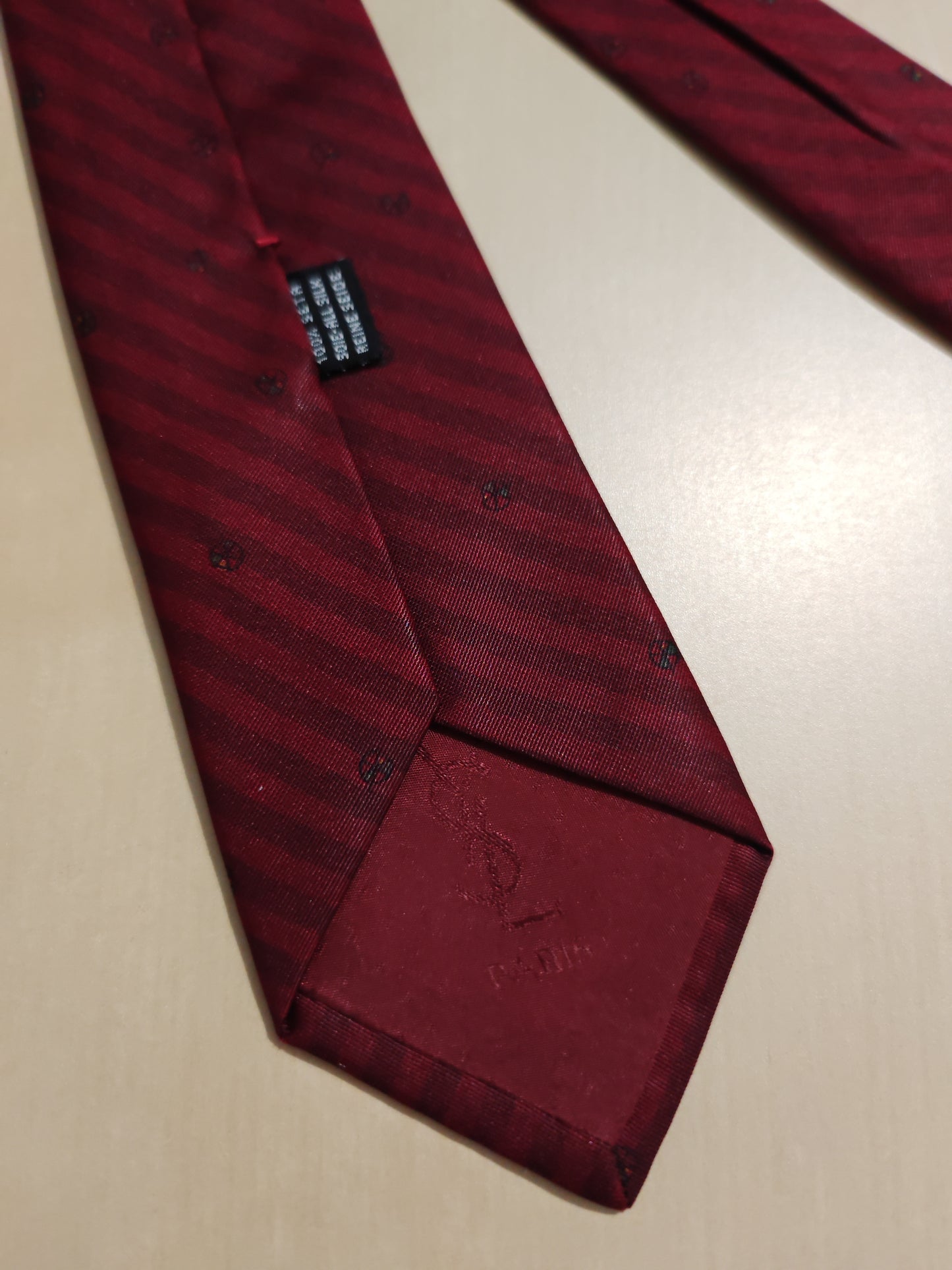 Cravatta Yves Saint Laurent rossa righe