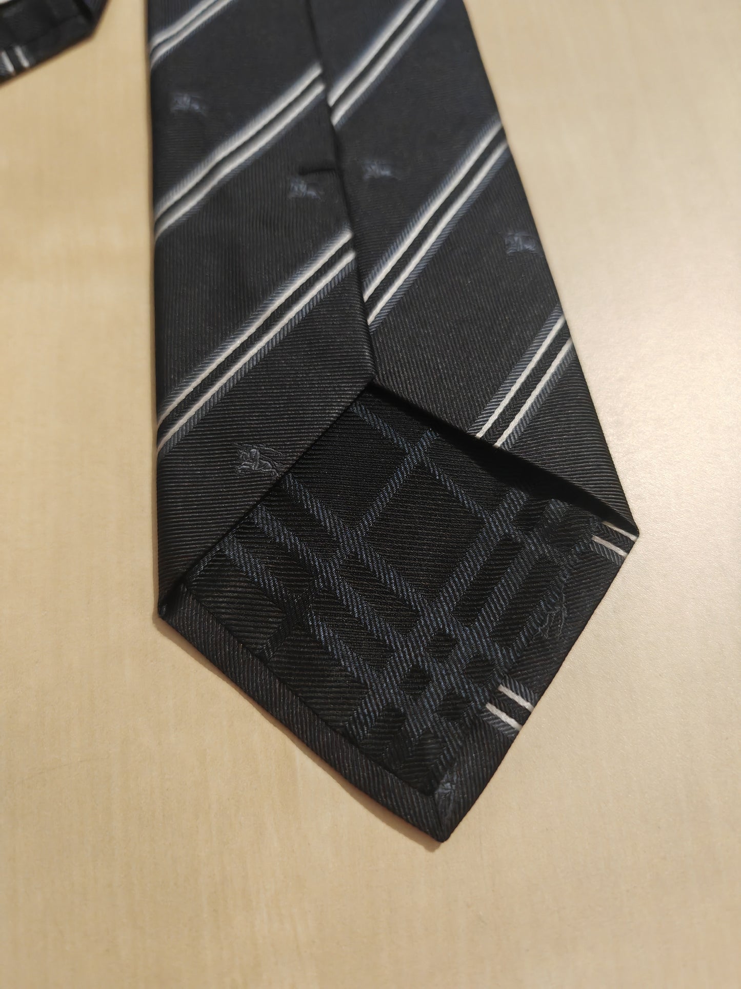 Cravatta Burberry regimental con loghi