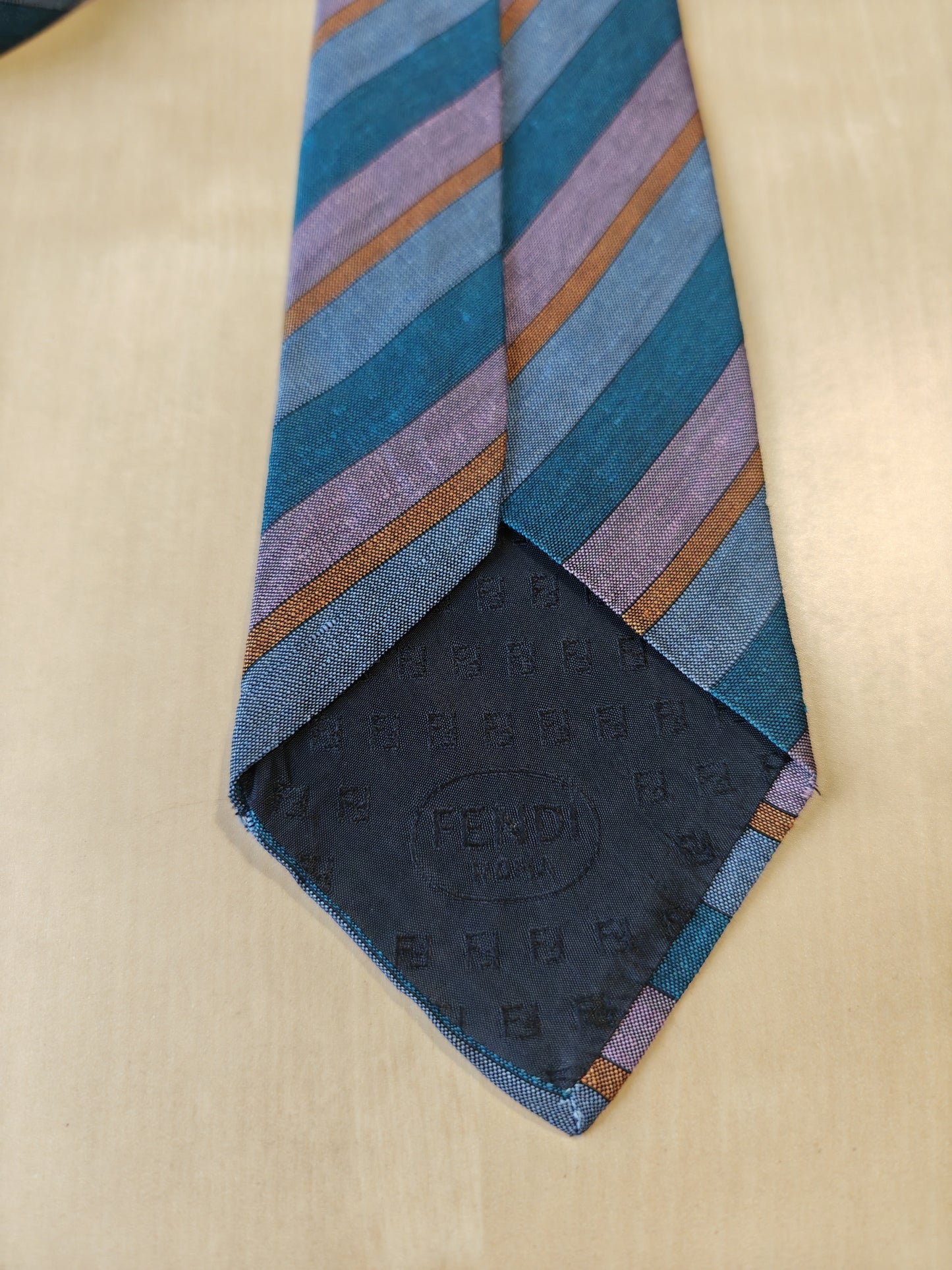 Cravatta Fendi a righe in lino e seta