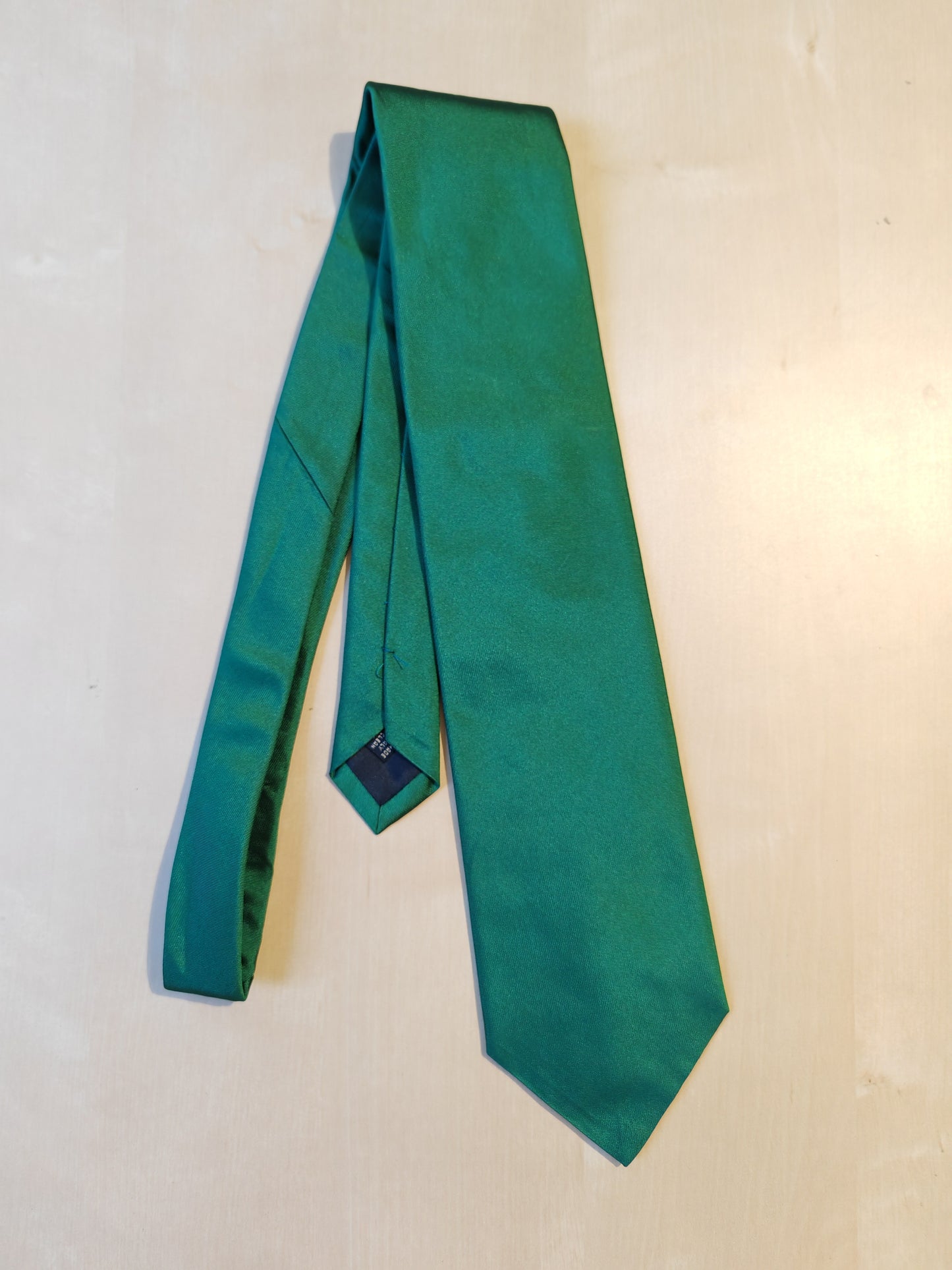 Solid green tie in silk satin