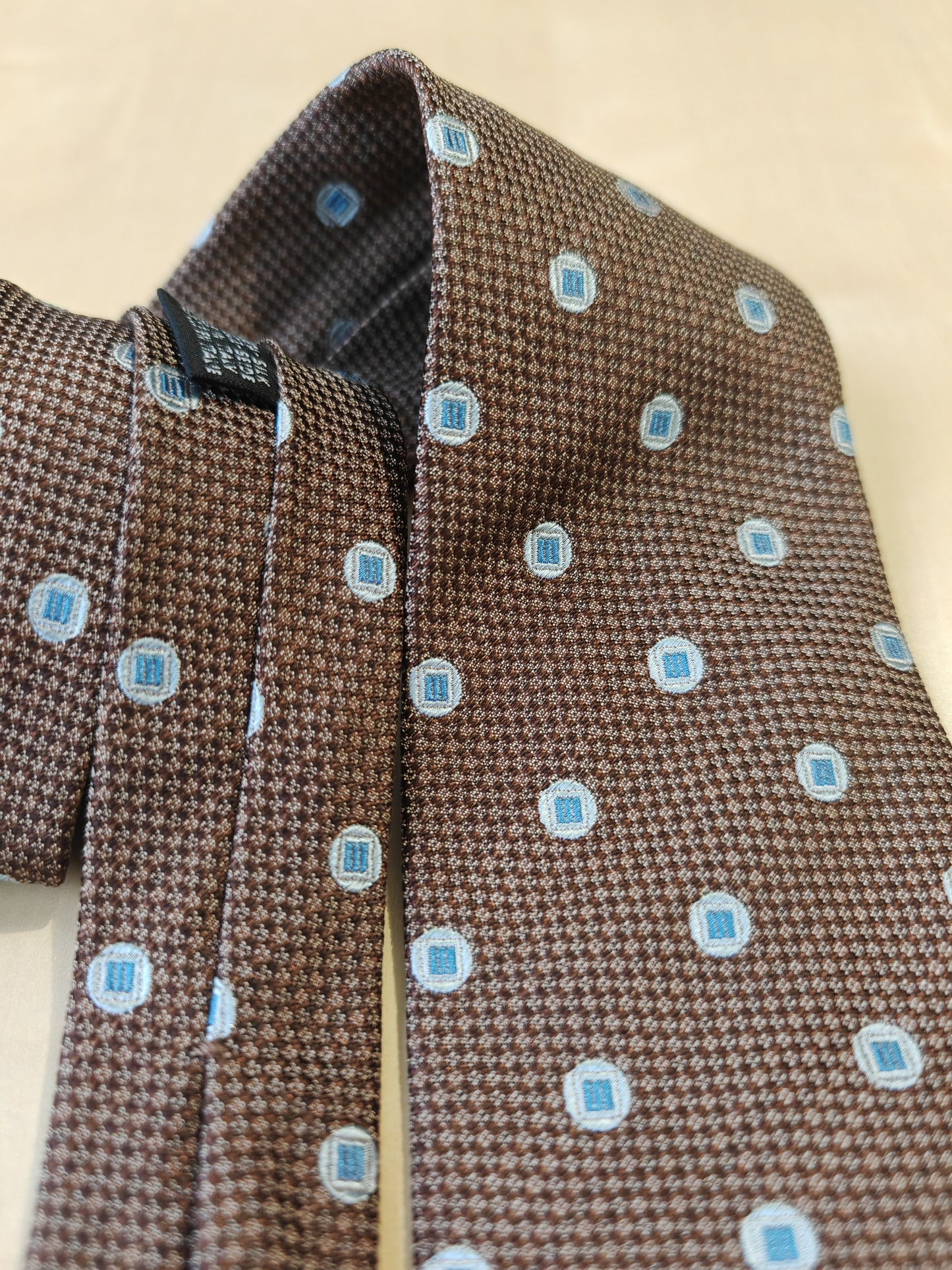 Cravatta Corneliani marrone con medaglioni