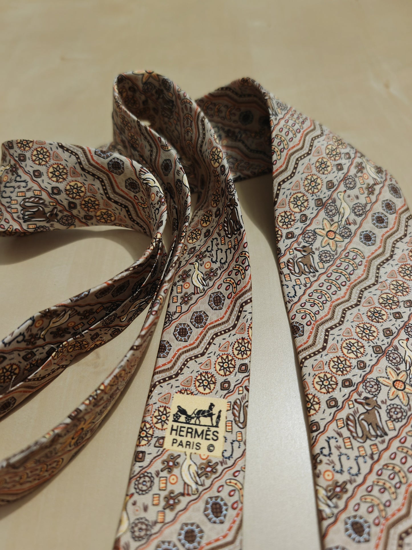 Cravatta Hermès 7640 TA fantasia geometrica e animali