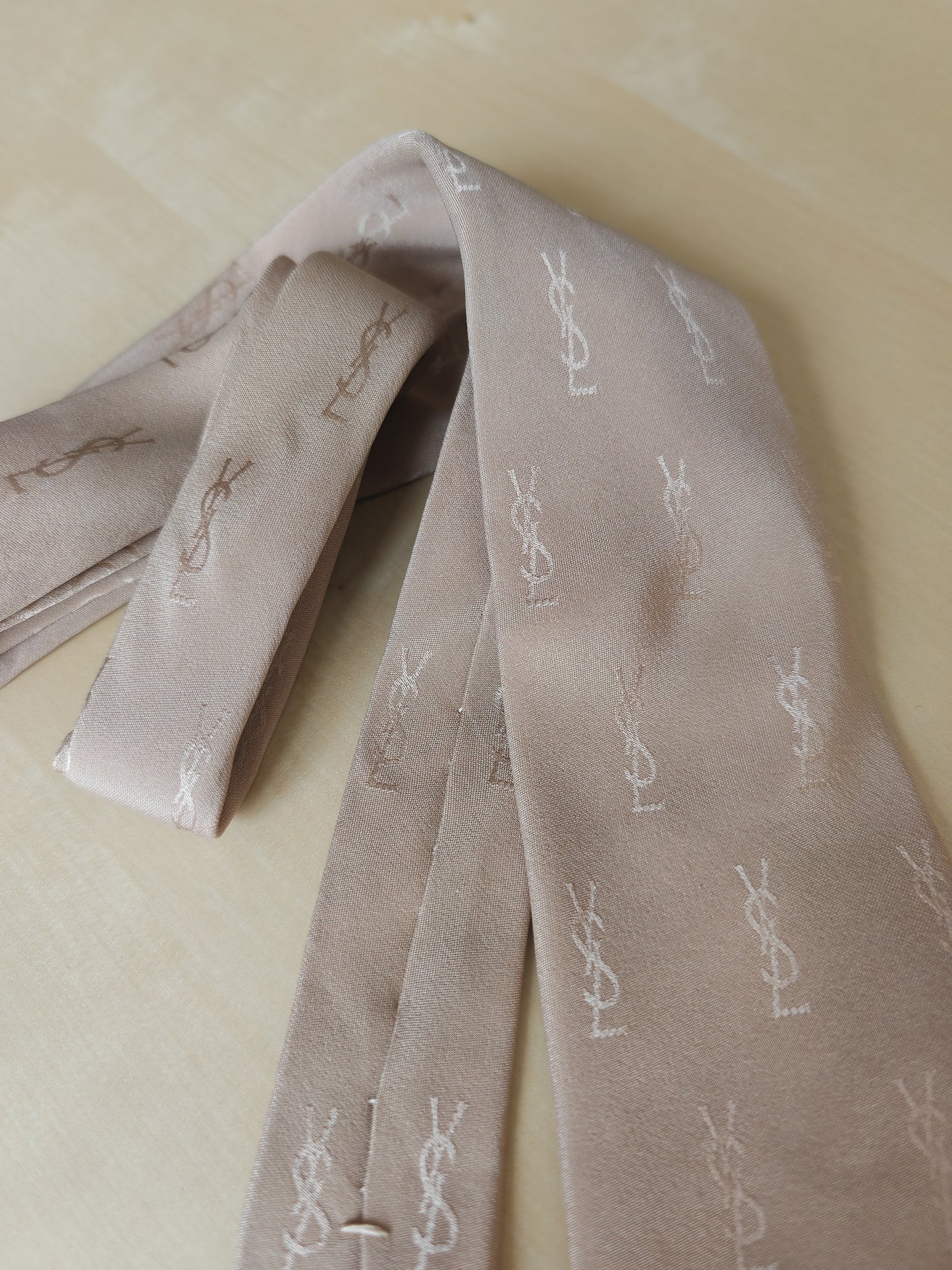 Cravatta Yves Saint Laurent rosa antico loghi YSL jacquard