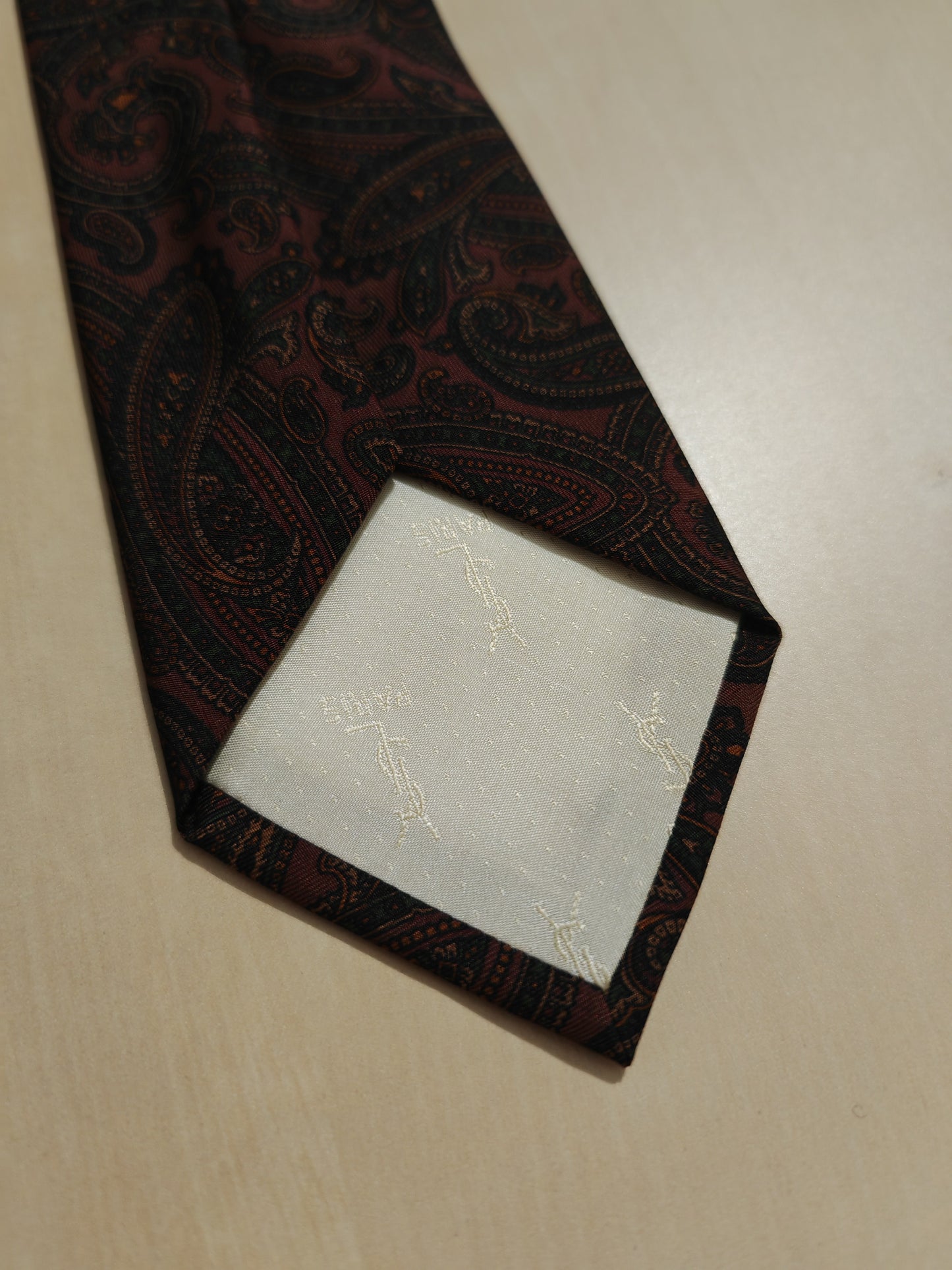 Cravatta Yves Saint Laurent paisley vinaccia