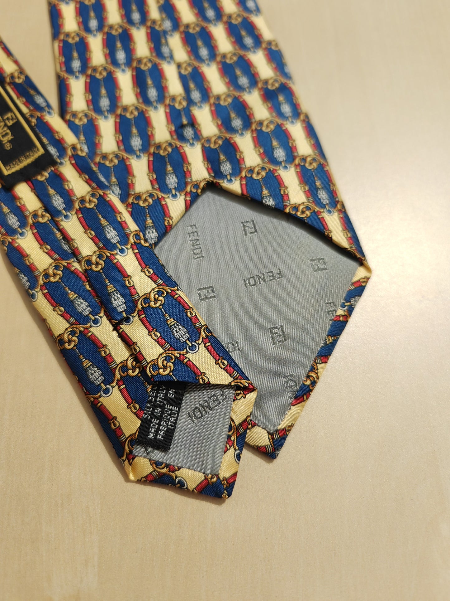 Cravatta Fendi con disegno barocco e nappe