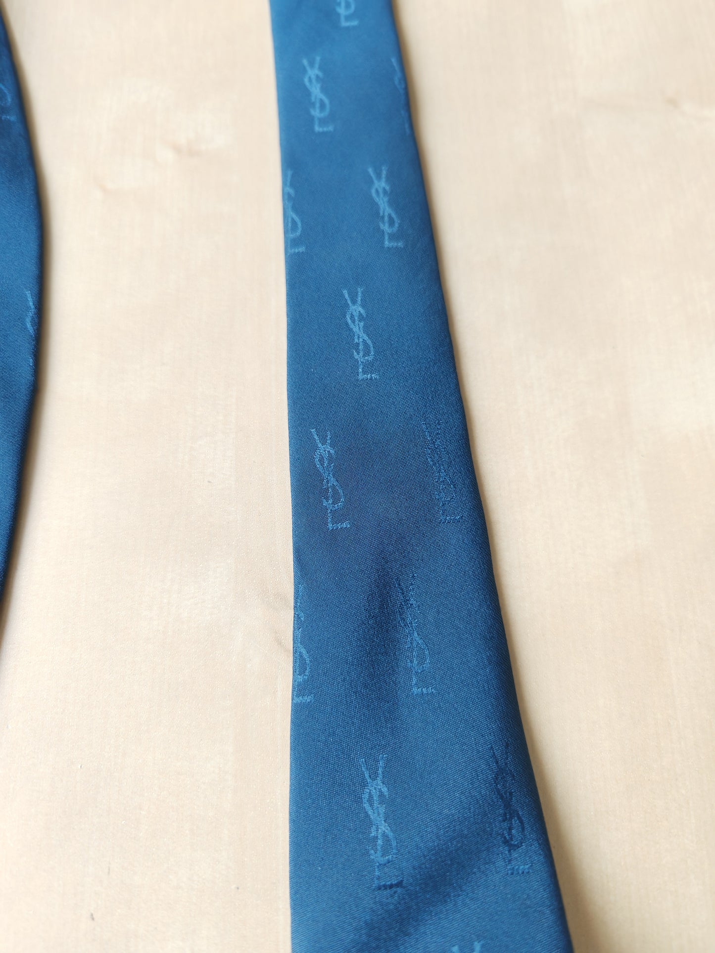 Cravatta Yves Saint Laurent jacquard con loghi blu