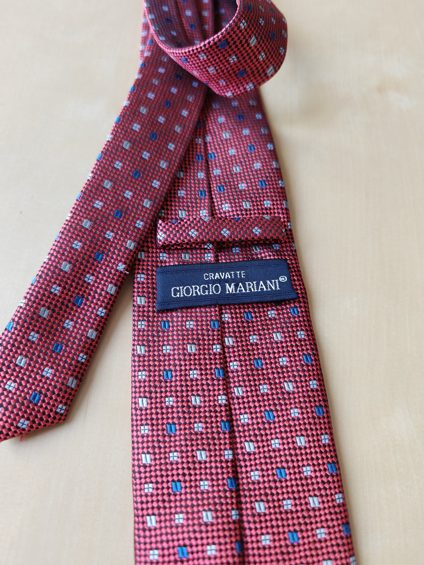 Cravatta rossa in raso micro fantasia