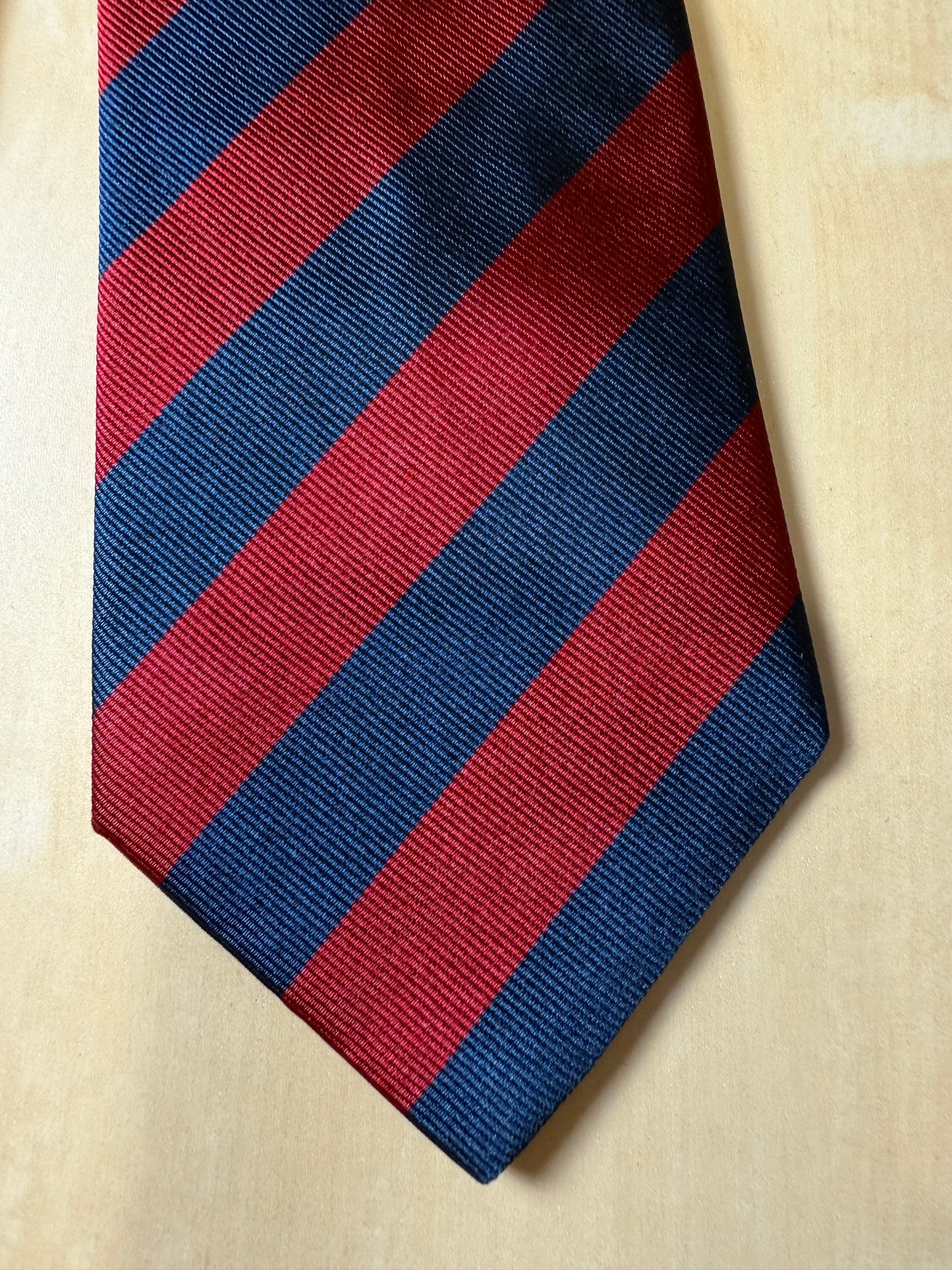 Cravatta regimental rossa e blu