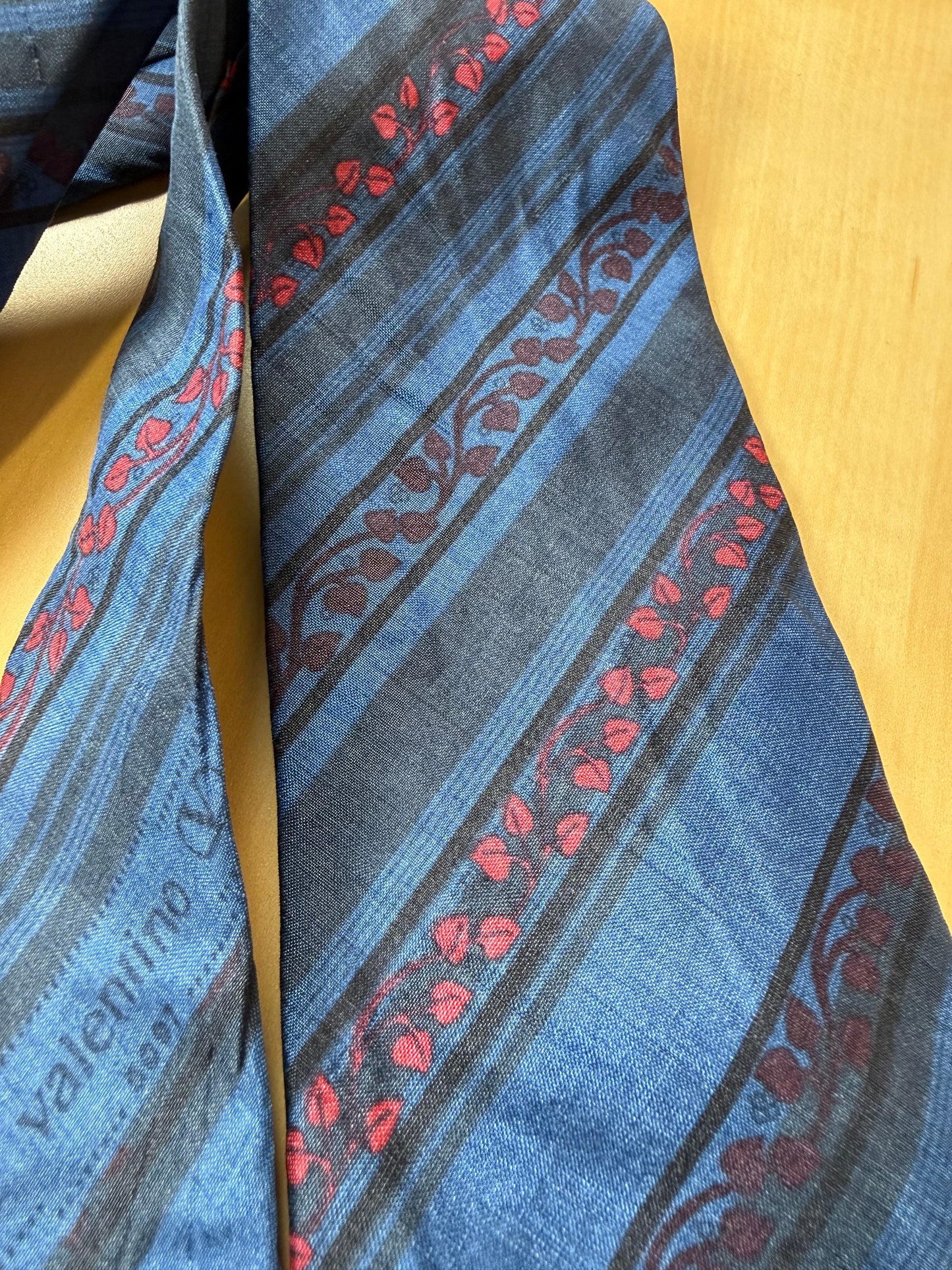 Cravatta Valentino seta shantung blu regimental e floreale