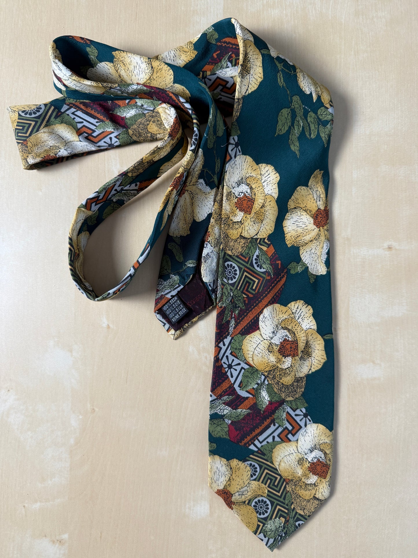 Cravatta Armani in crêpe di seta floreale