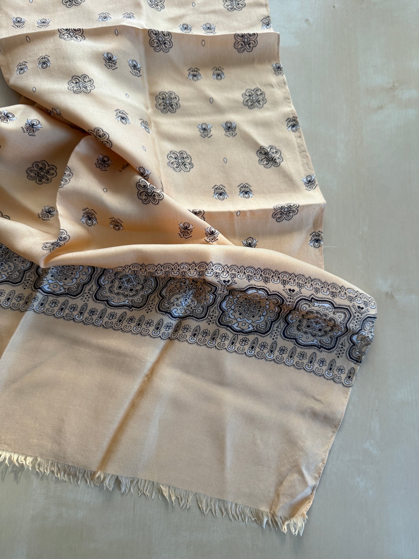 Sciarpa foulard in seta giallo crema micro fantasia