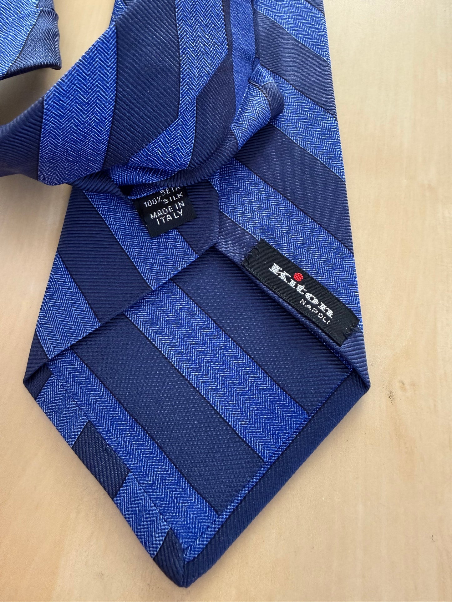 Cravatta Kiton 7 pieghe righe blu e navy