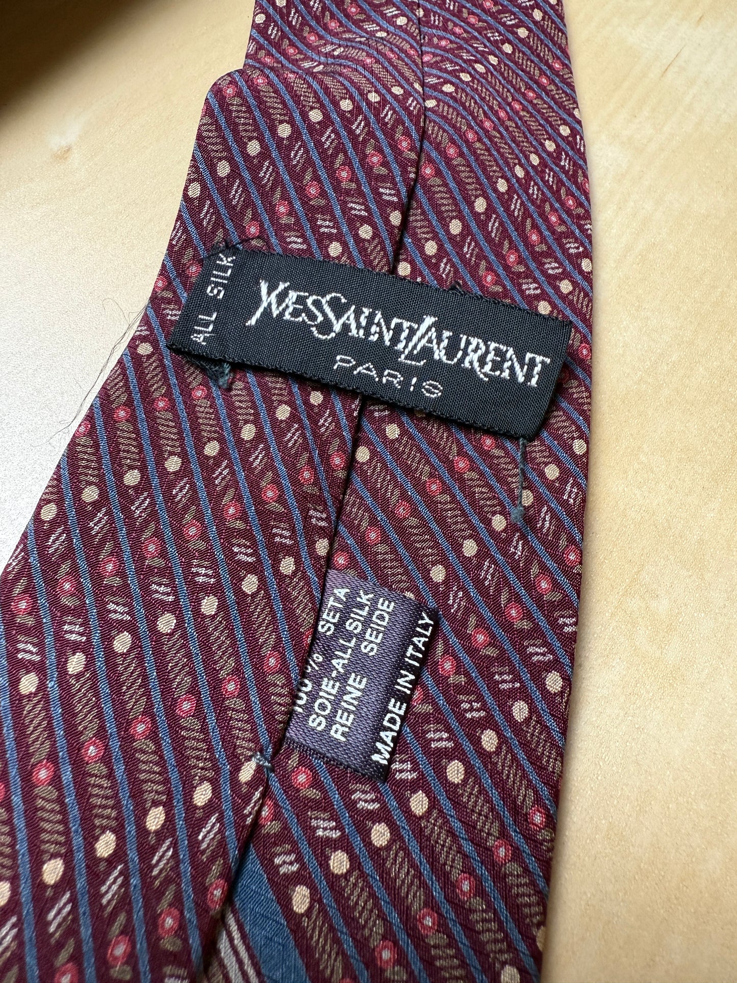 Cravatta Yves Saint Laurent fantasia geometrica vinaccia