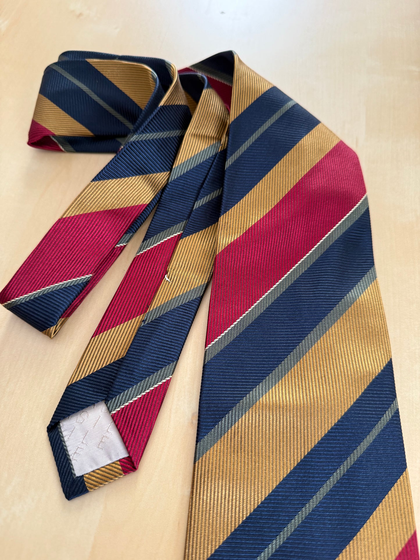 Cravatta regimental rosso giallo e navy