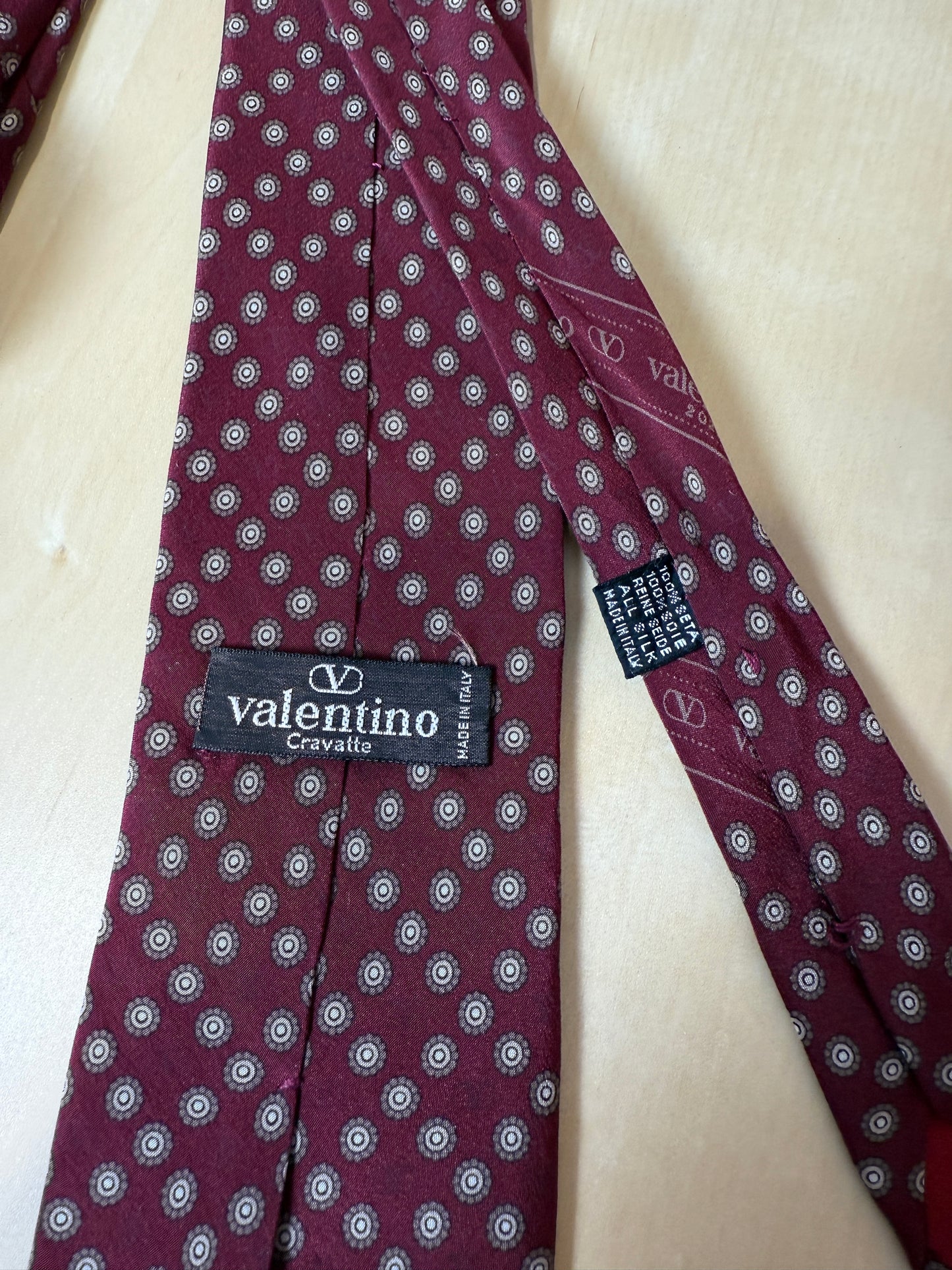 Cravatta Valentino bordeaux micro fantasia e loghi