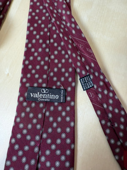 Cravatta Valentino bordeaux micro fantasia e loghi