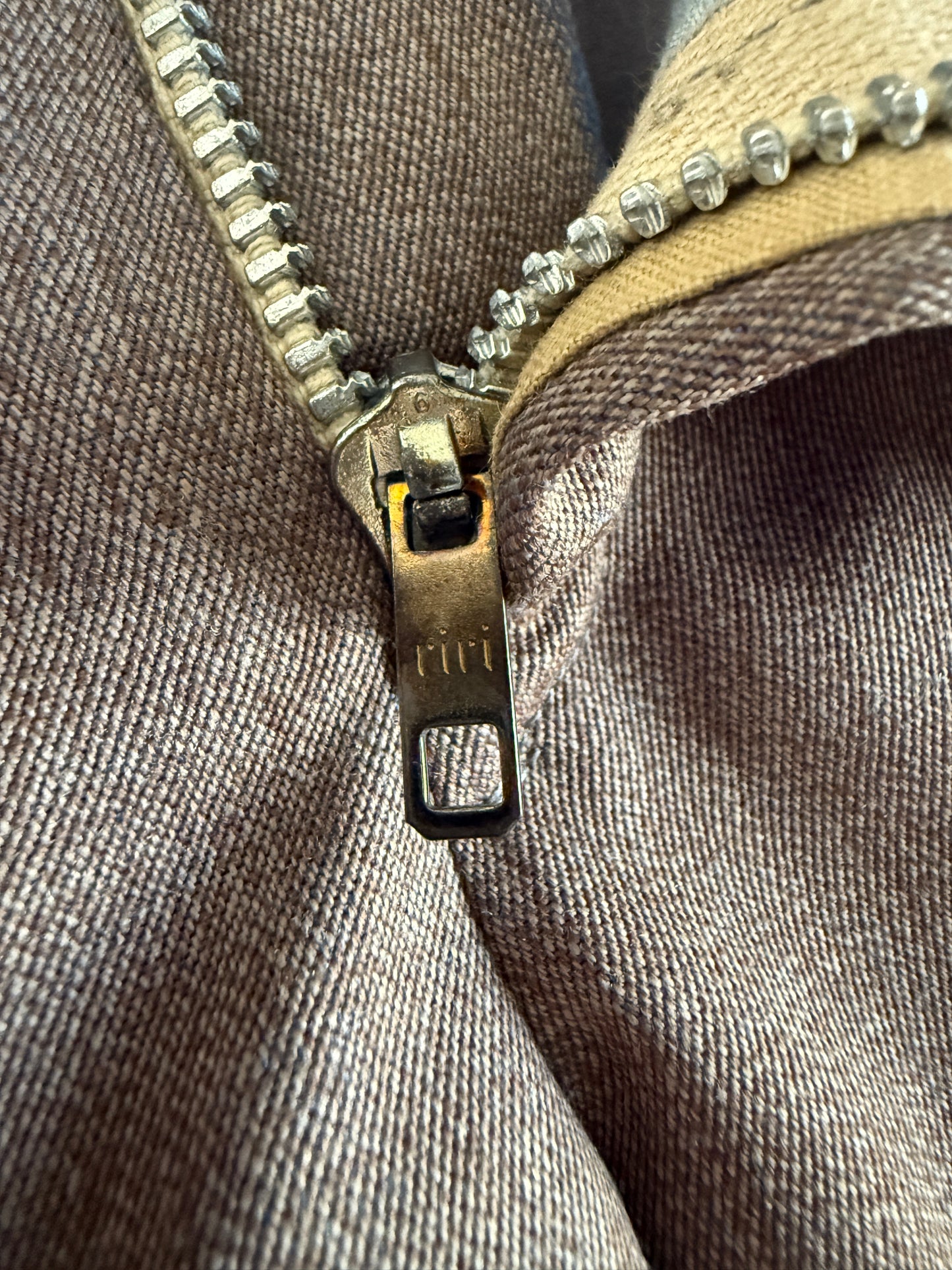 Pantaloni sartoriali anni ‘70 in twill pettinato marrone chiaro (NOS) - tg. 46