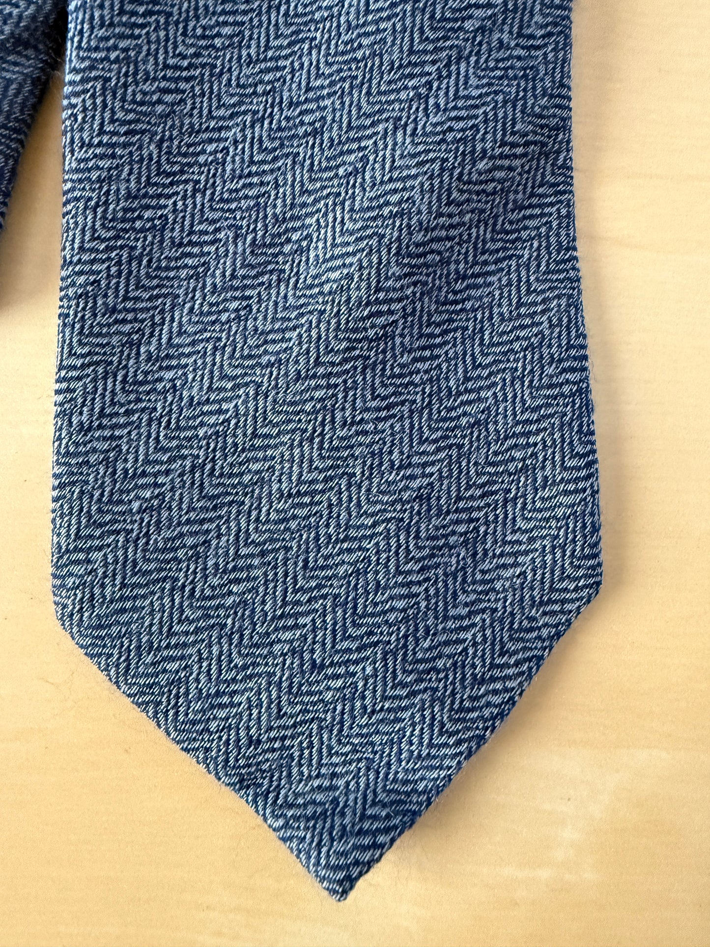 Cravatta in lana e seta blu herringbone