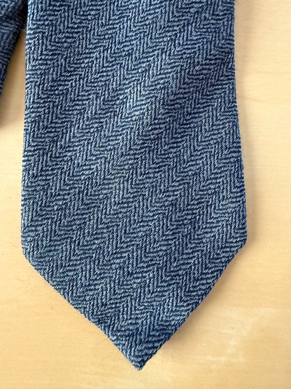 Cravatta in lana e seta blu herringbone