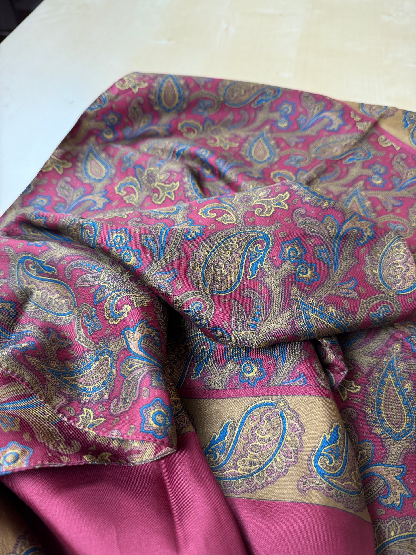 Sciarpa in seta paisley vintage rosso e cachi