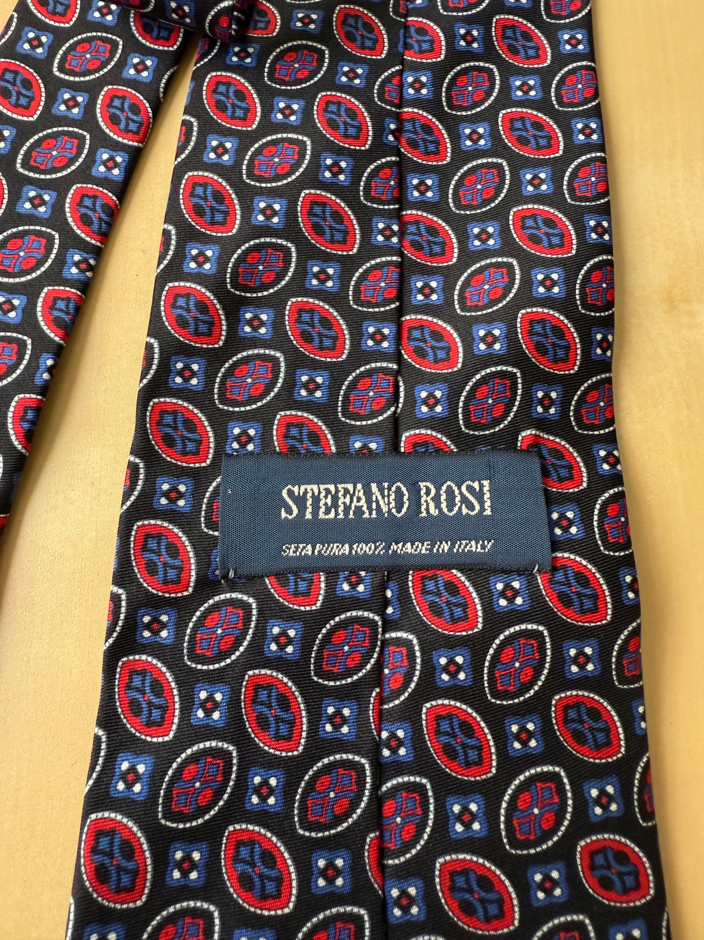 Cravatta fantasia occhielli