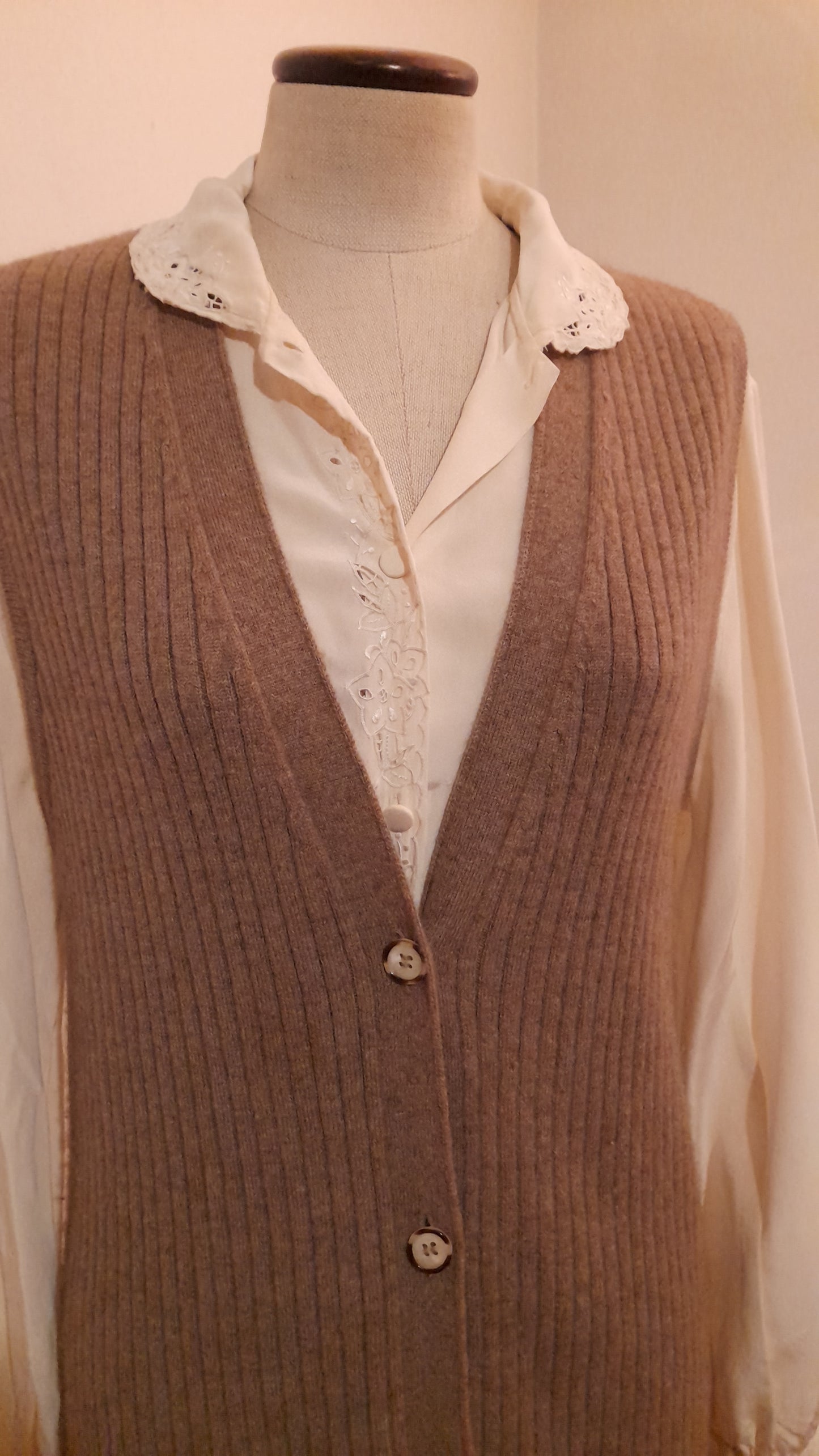 Cardigan smanicato 100% cashmere