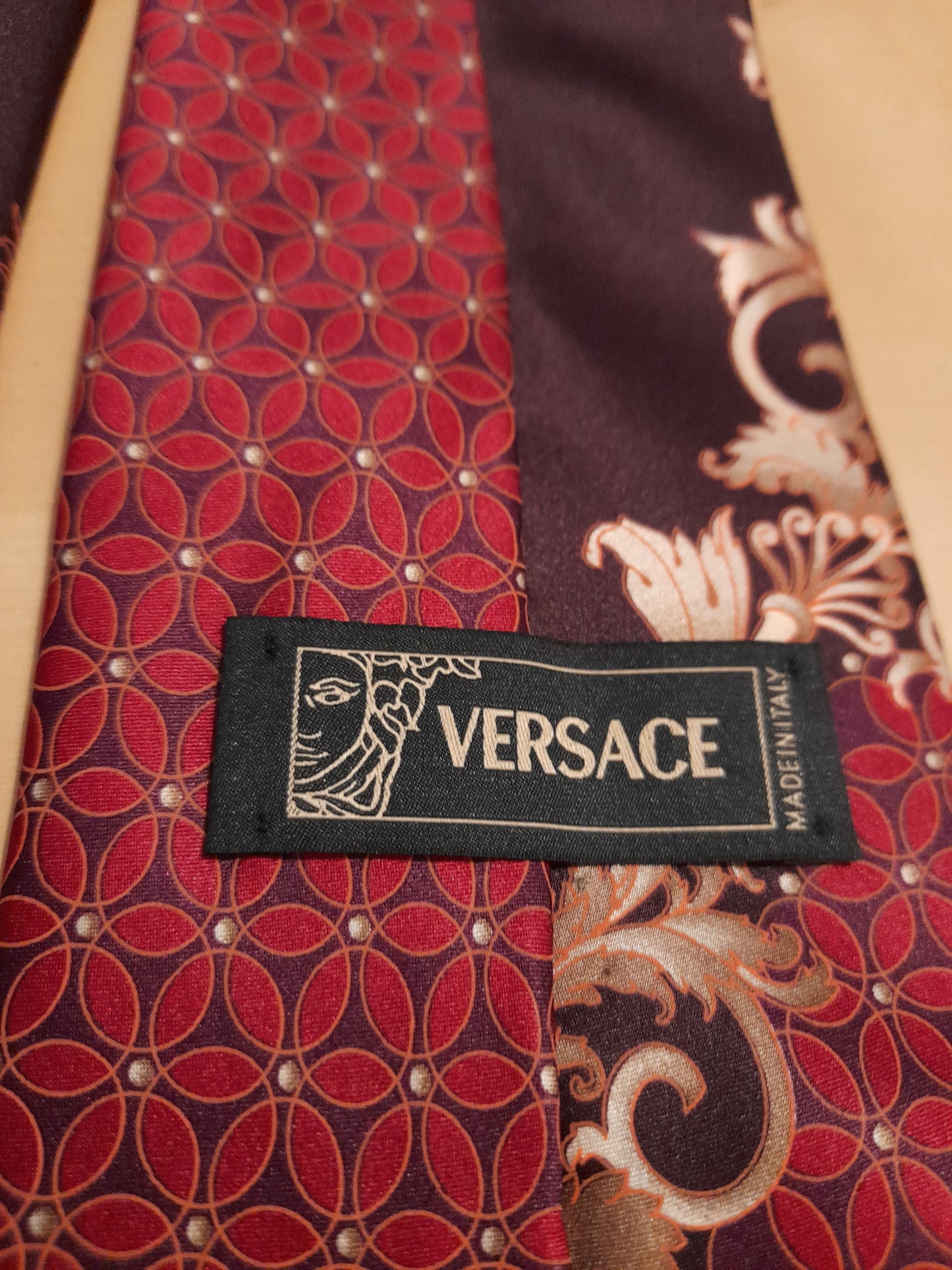 Cravatta Versace rossa motivo baroque