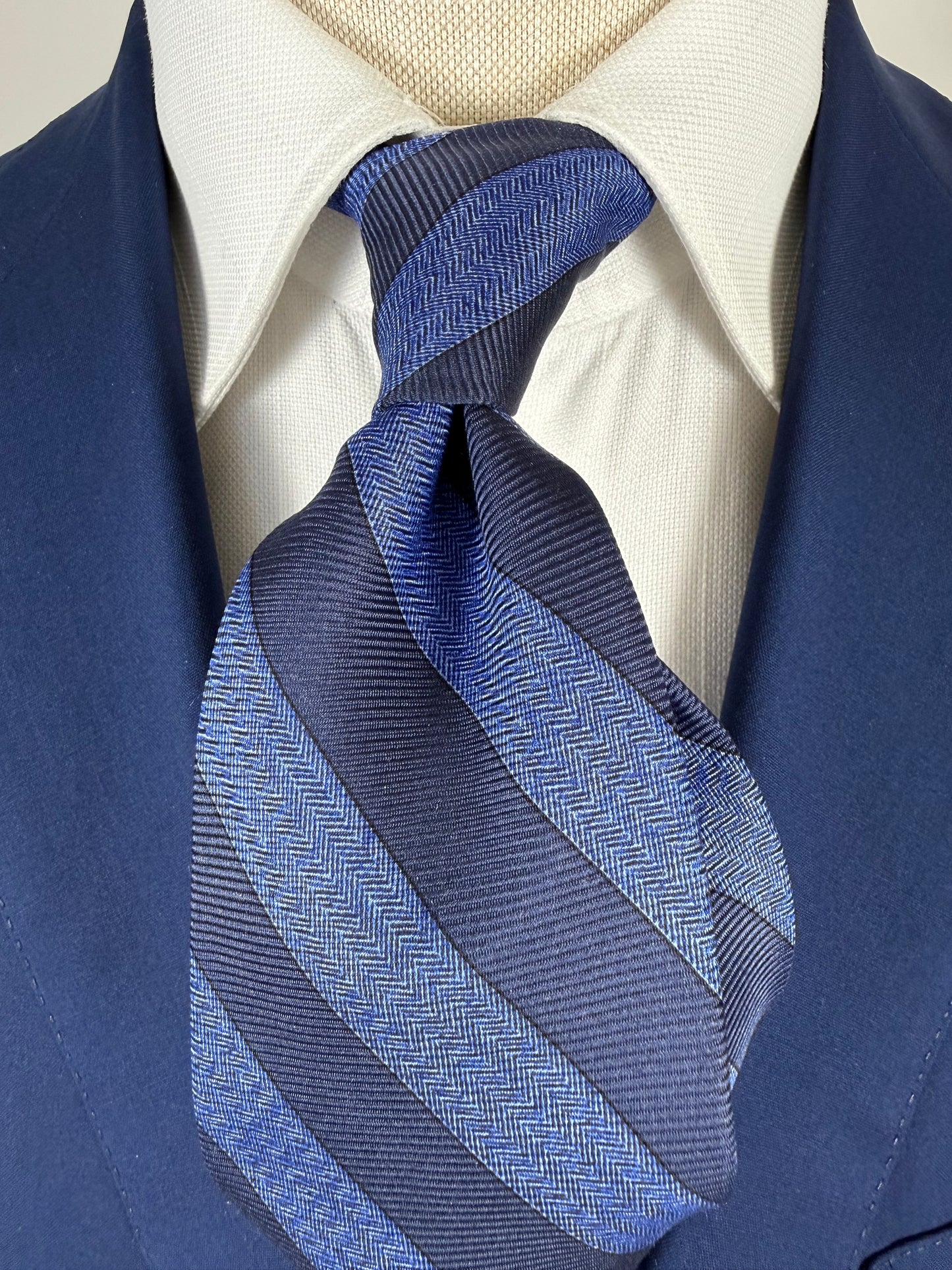 Cravatta Kiton 7 pieghe righe blu e navy