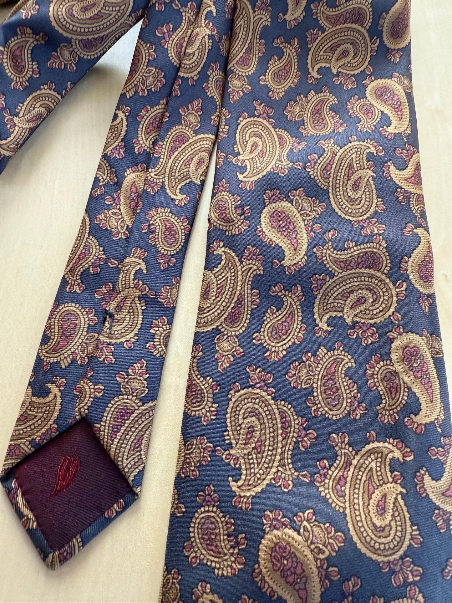 Cravatta paisley cachi fondo blu