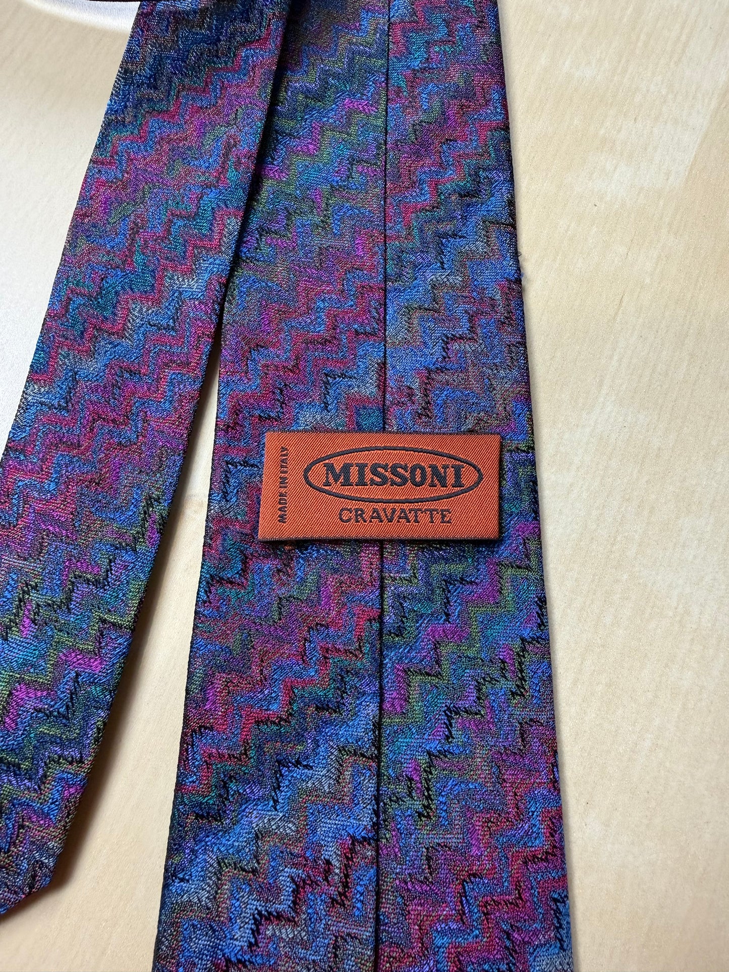 Cravatta Missoni zigzag multicolore viola e blu jacquard