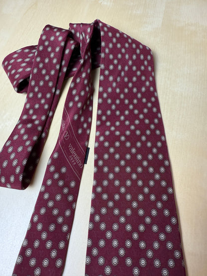Cravatta Valentino bordeaux micro fantasia e loghi