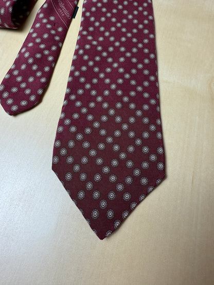 Cravatta Valentino bordeaux micro fantasia e loghi