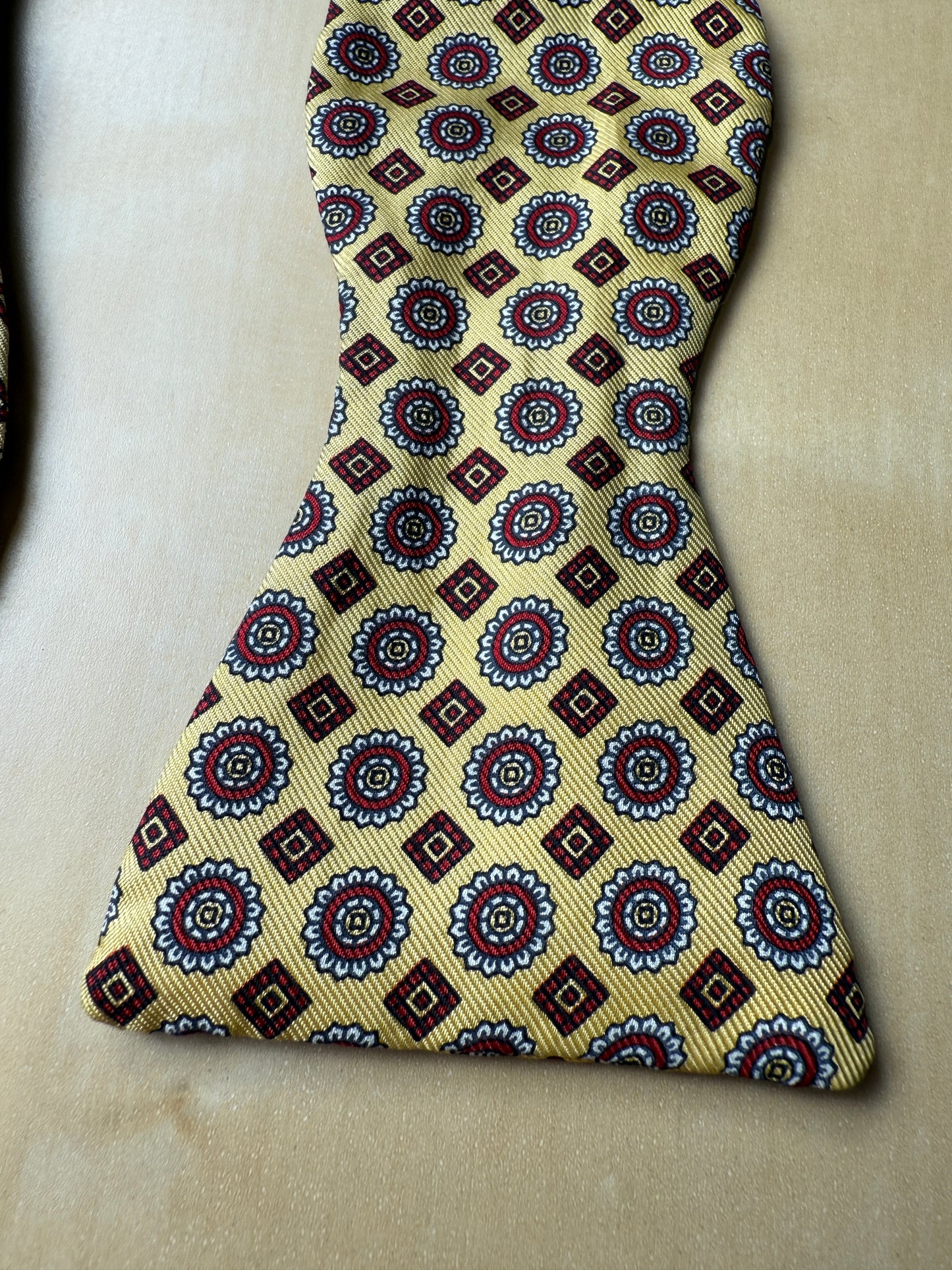 Papillon giallo micro fantasia rosso - collo >41