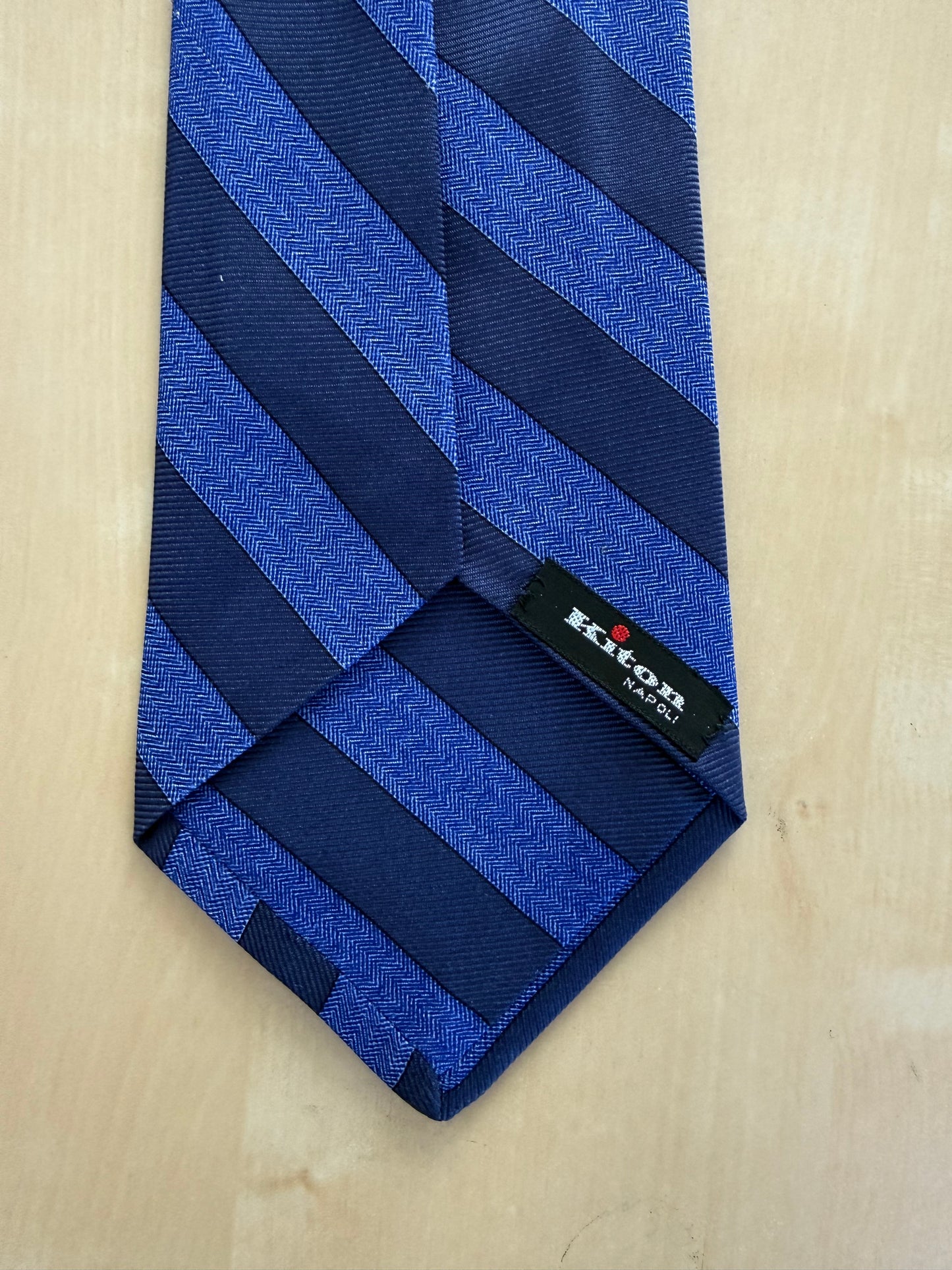 Cravatta Kiton 7 pieghe righe blu e navy