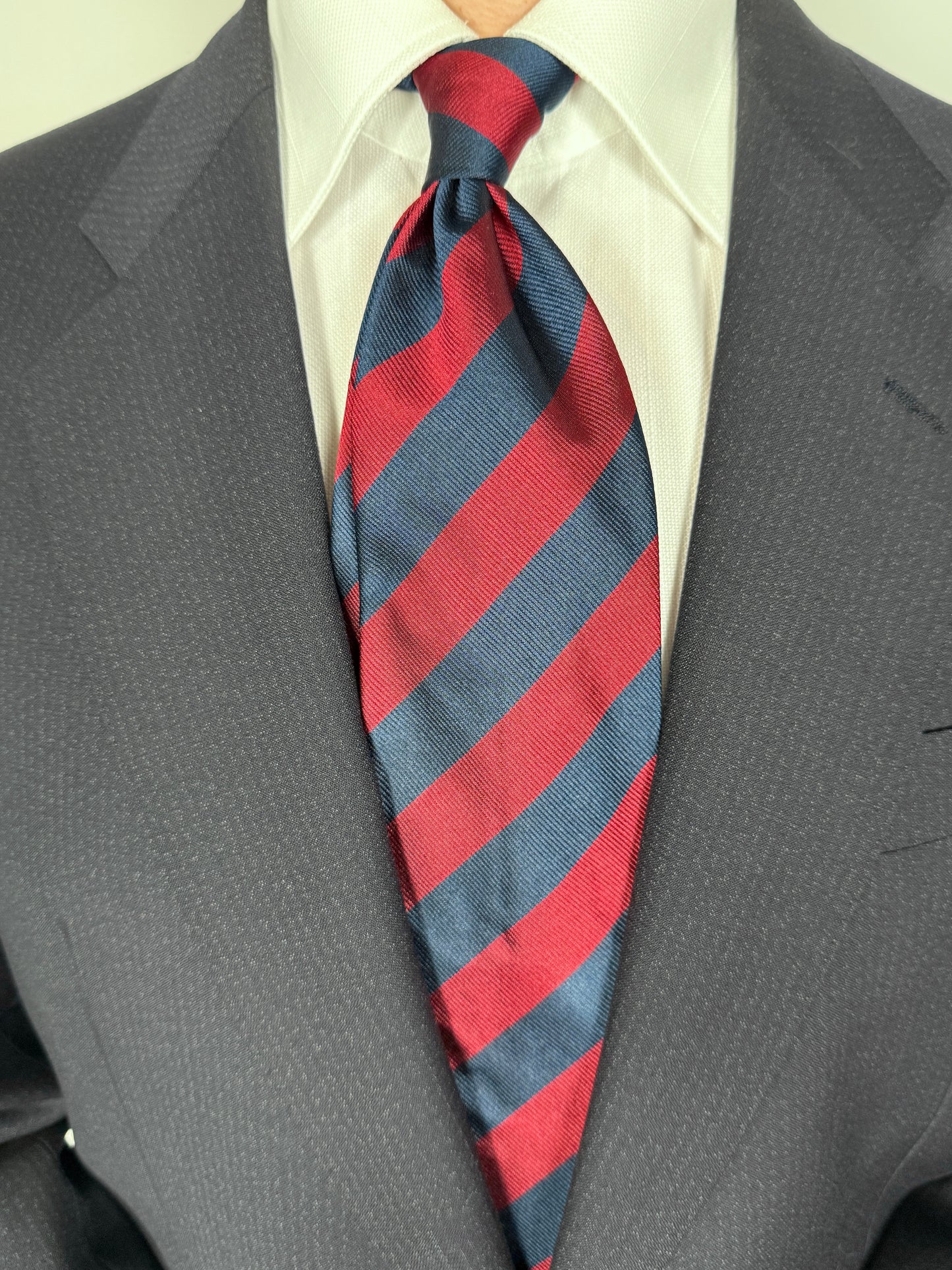 Cravatta regimental rossa e blu